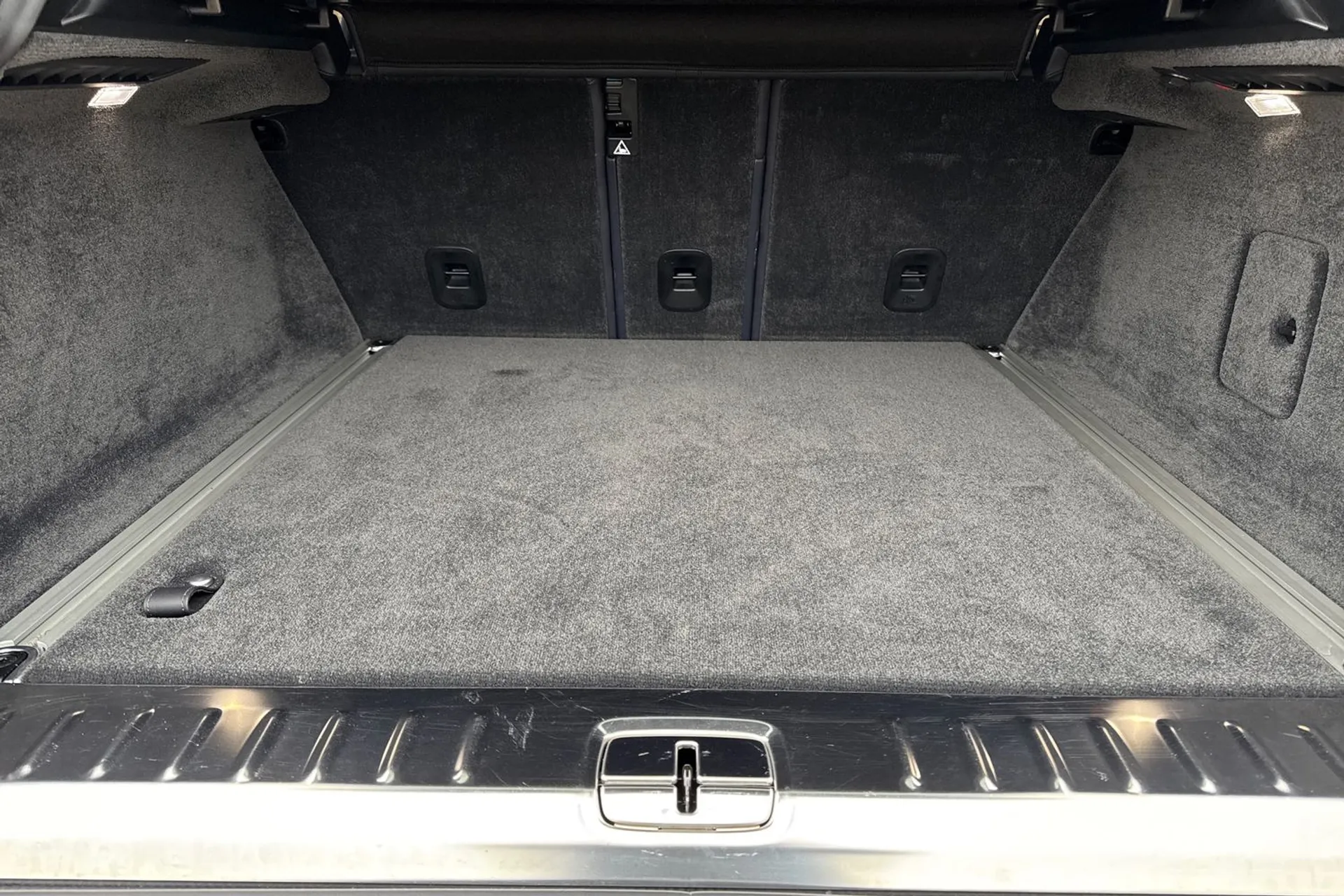 Aston Martin DBX thumbnail image number 23