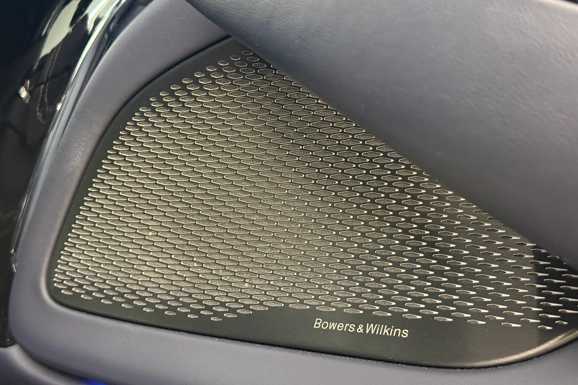 Aston Martin DBX thumbnail image number 22