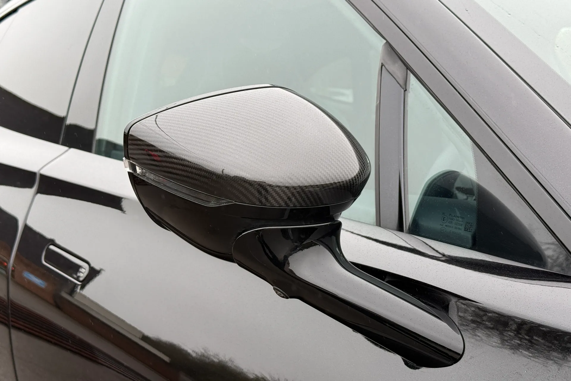 Aston Martin DBX thumbnail image number 36