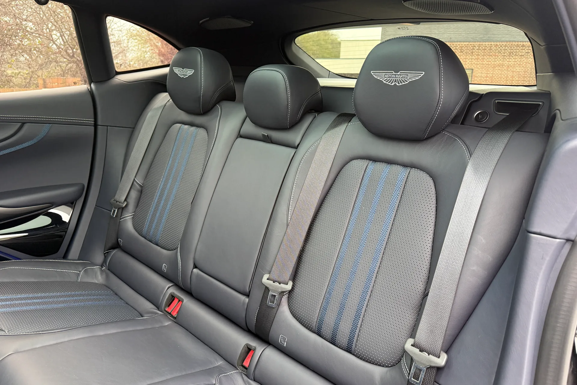 Aston Martin DBX thumbnail image number 6