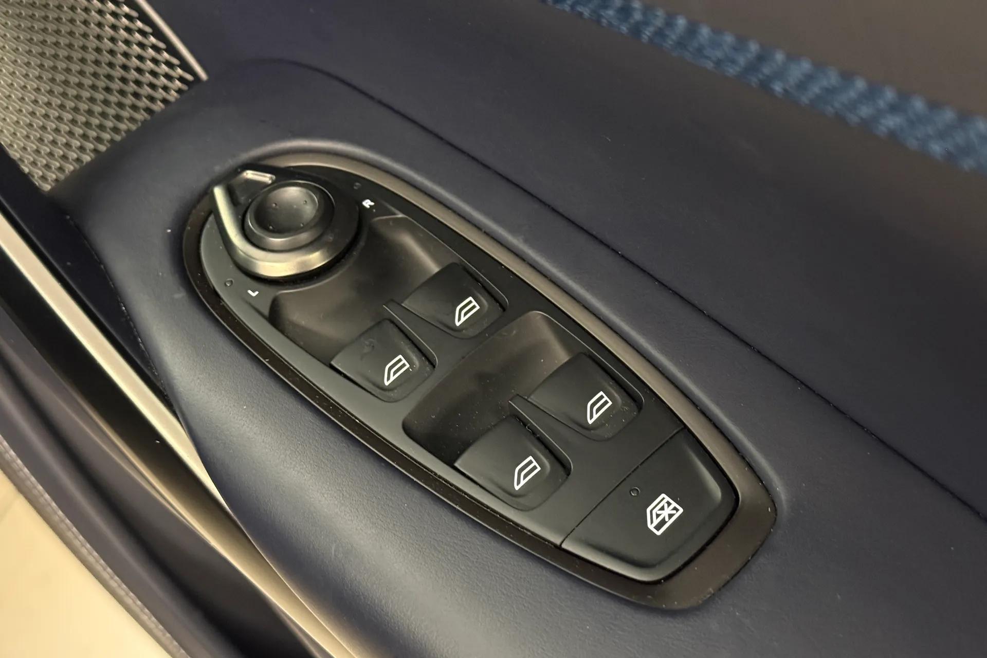 Aston Martin DBX thumbnail image number 21