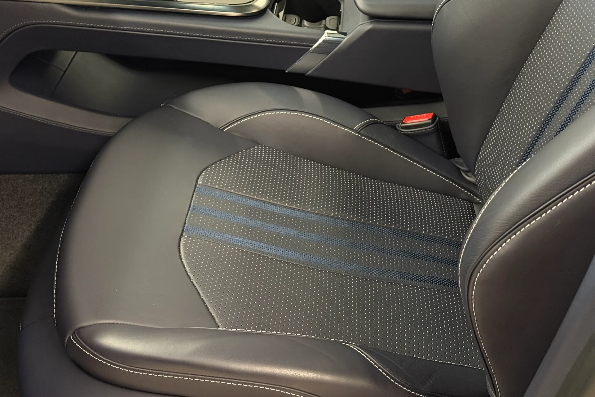 Aston Martin DBX thumbnail image number 30