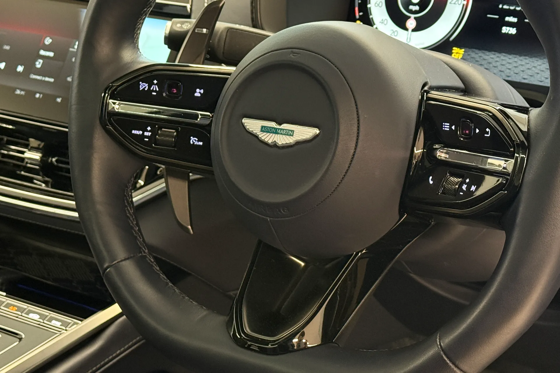 Aston Martin DBX thumbnail image number 25