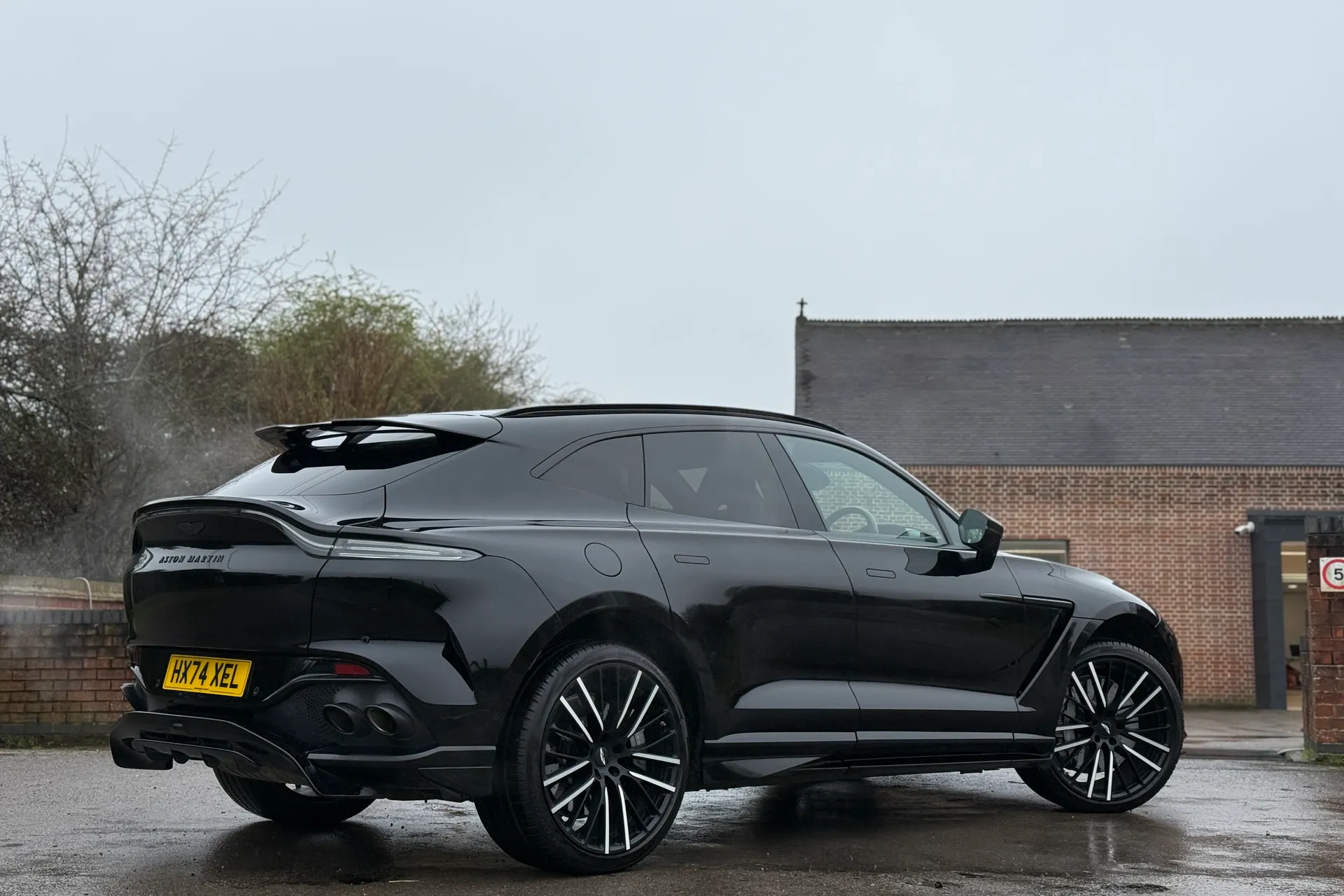 Aston Martin DBX thumbnail image number 2