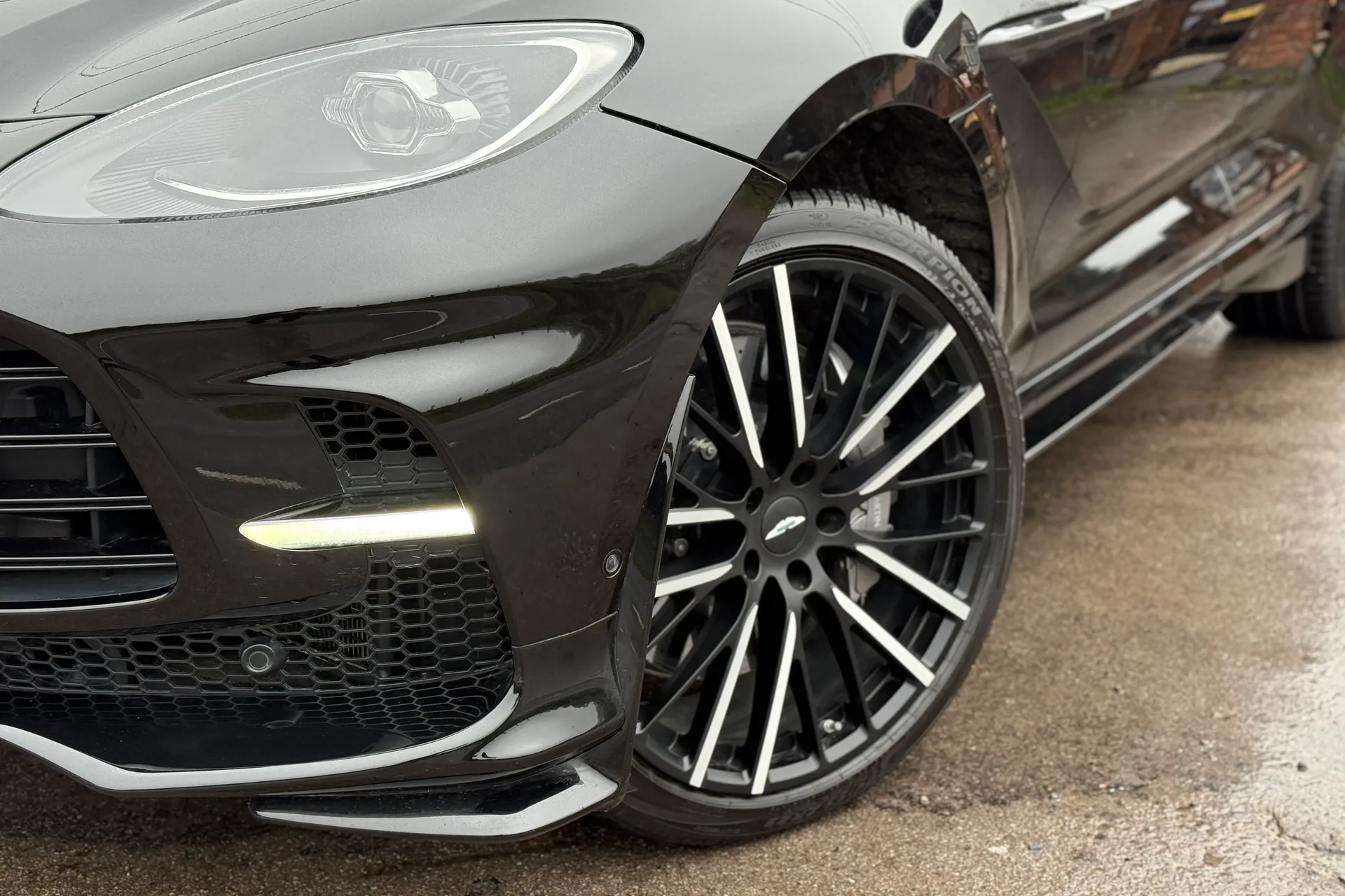 Aston Martin DBX thumbnail image number 10