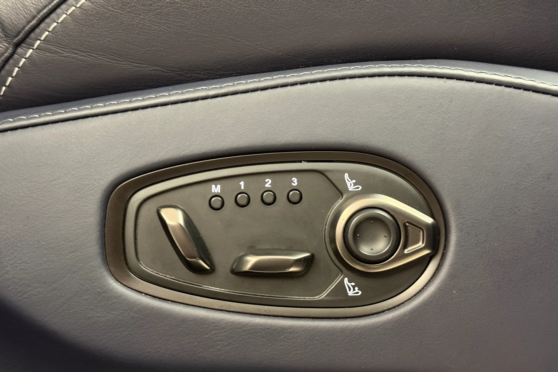 Aston Martin DBX thumbnail image number 20
