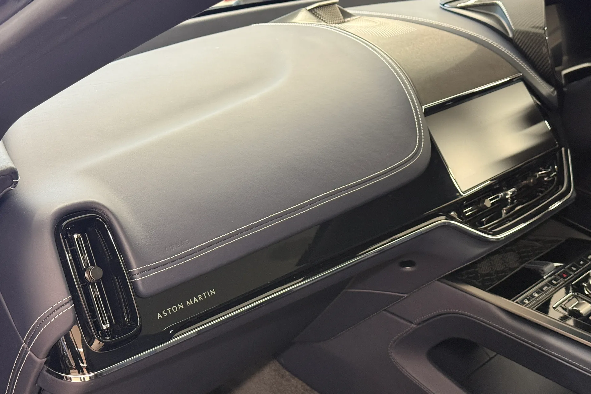 Aston Martin DBX thumbnail image number 31