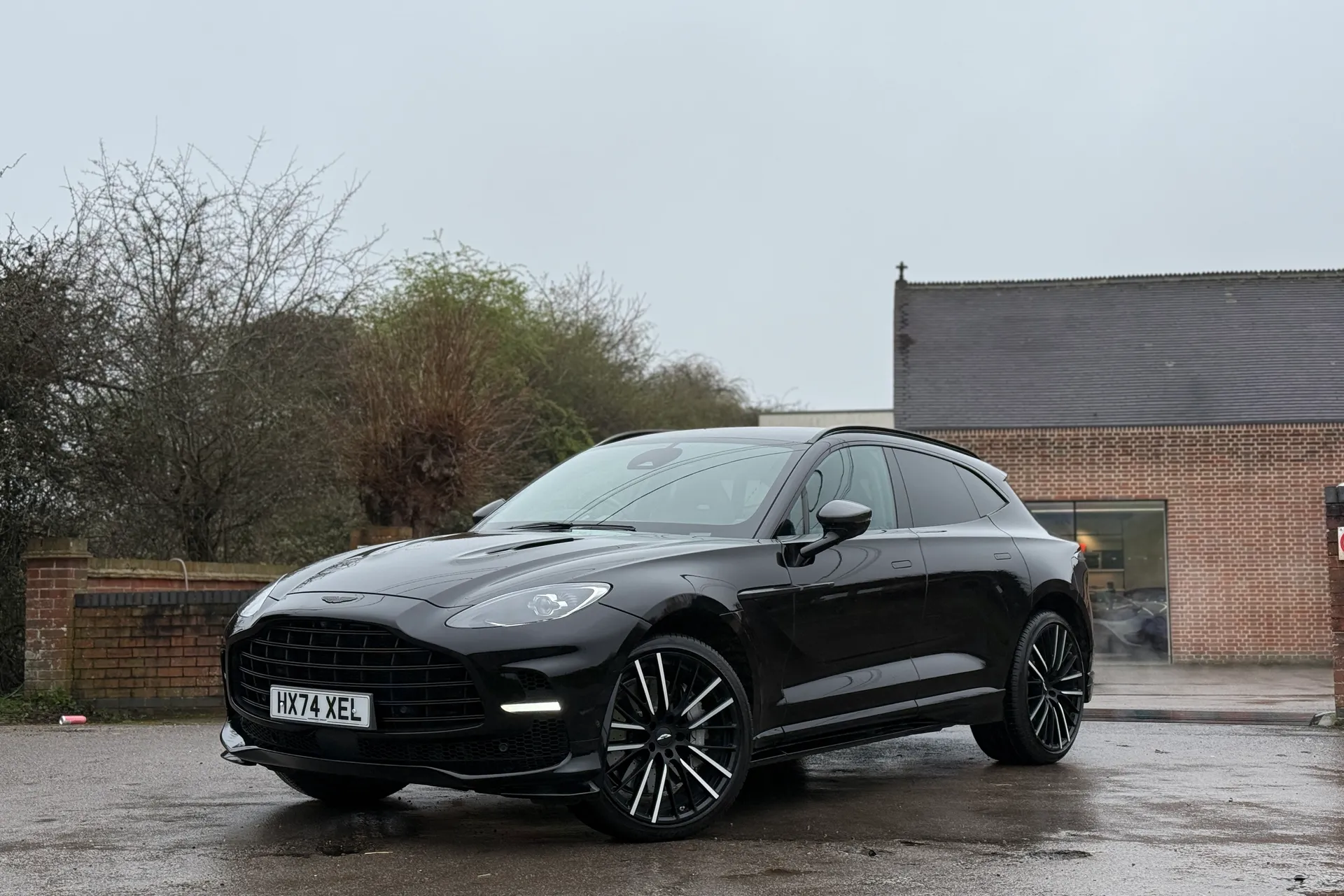 Aston Martin DBX thumbnail image number 32