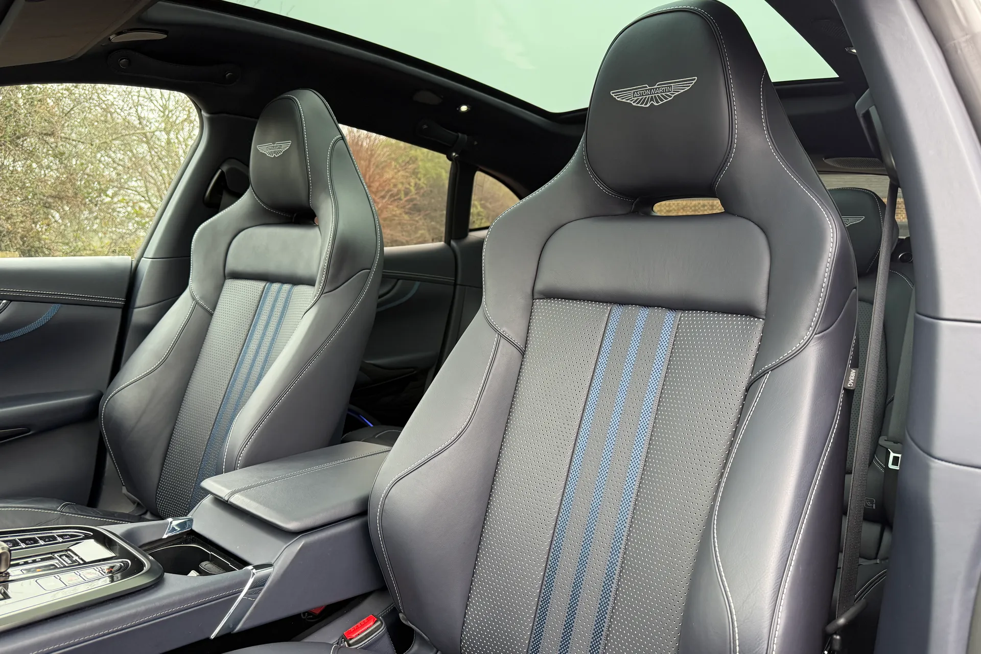 Aston Martin DBX thumbnail image number 5