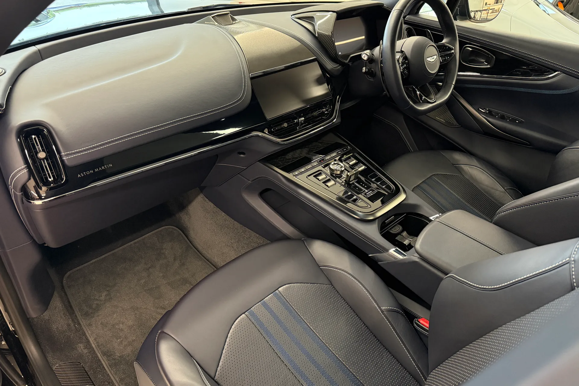 Aston Martin DBX thumbnail image number 4