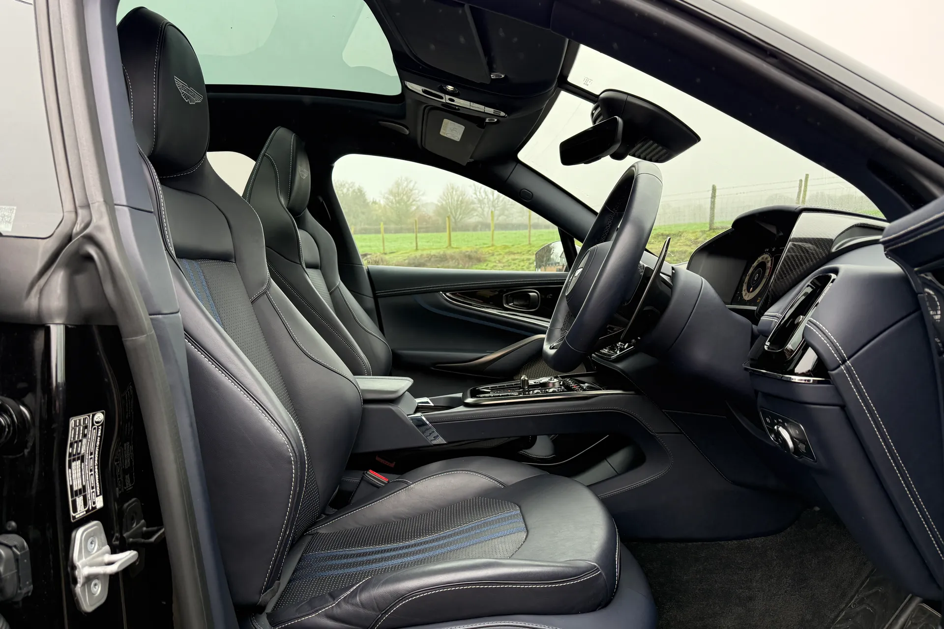 Aston Martin DBX thumbnail image number 35