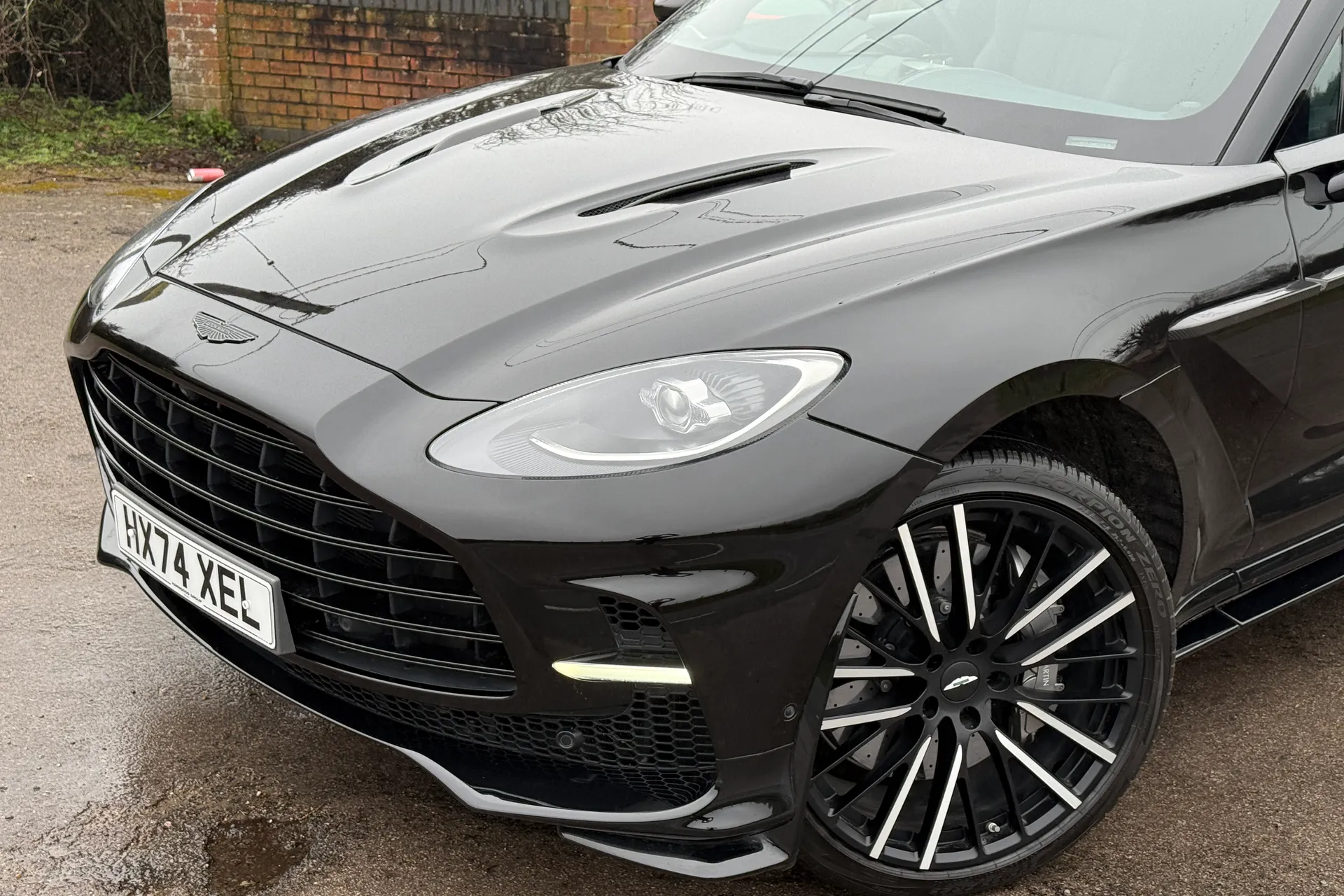 Aston Martin DBX thumbnail image number 39
