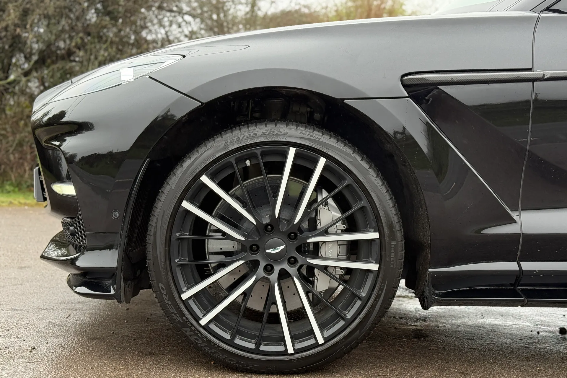Aston Martin DBX thumbnail image number 40
