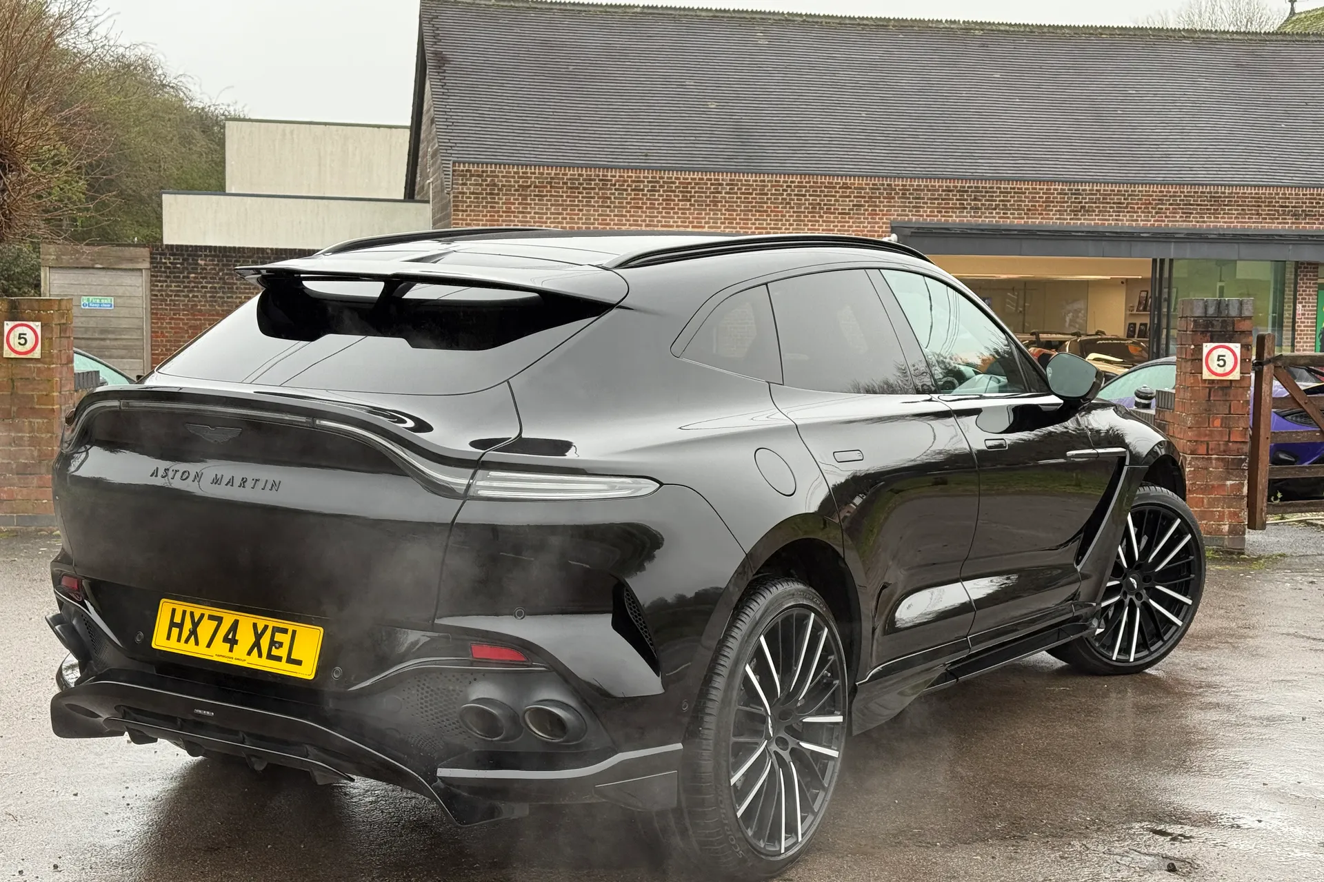 Aston Martin DBX thumbnail image number 45