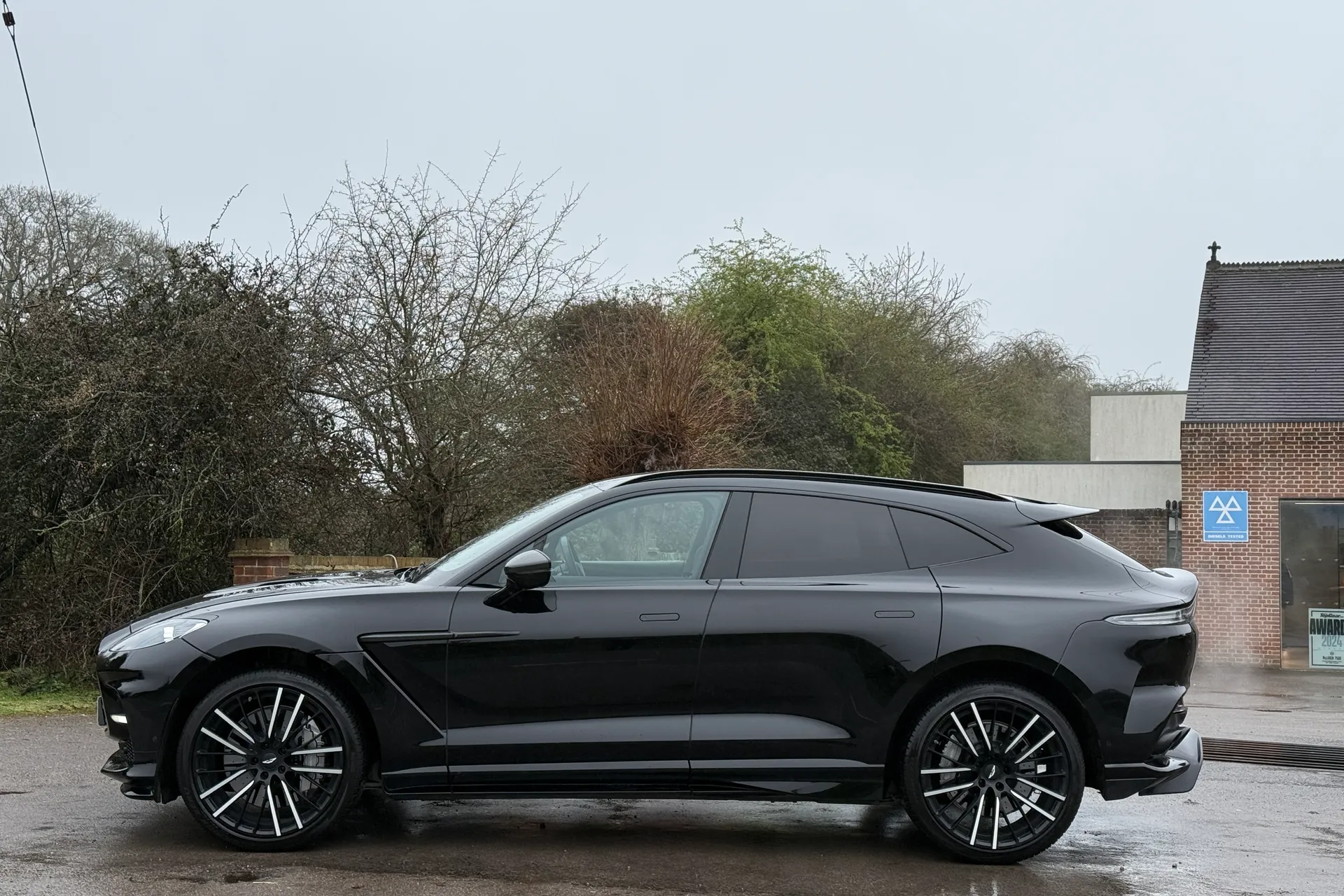 Aston Martin DBX thumbnail image number 43