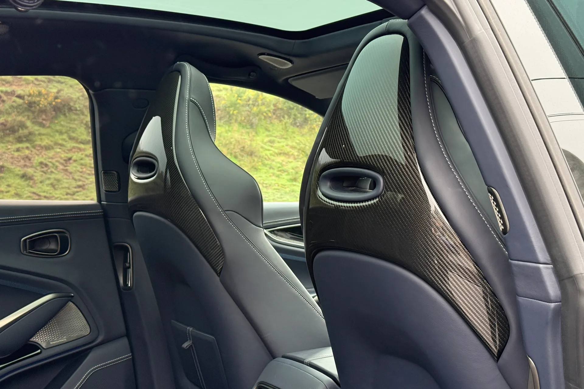 Aston Martin DBX thumbnail image number 42