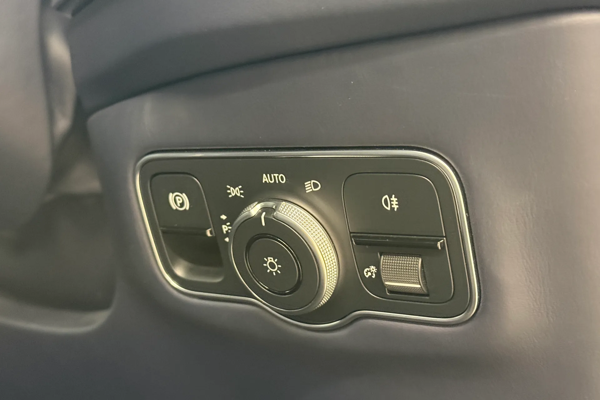 Aston Martin DBX thumbnail image number 23