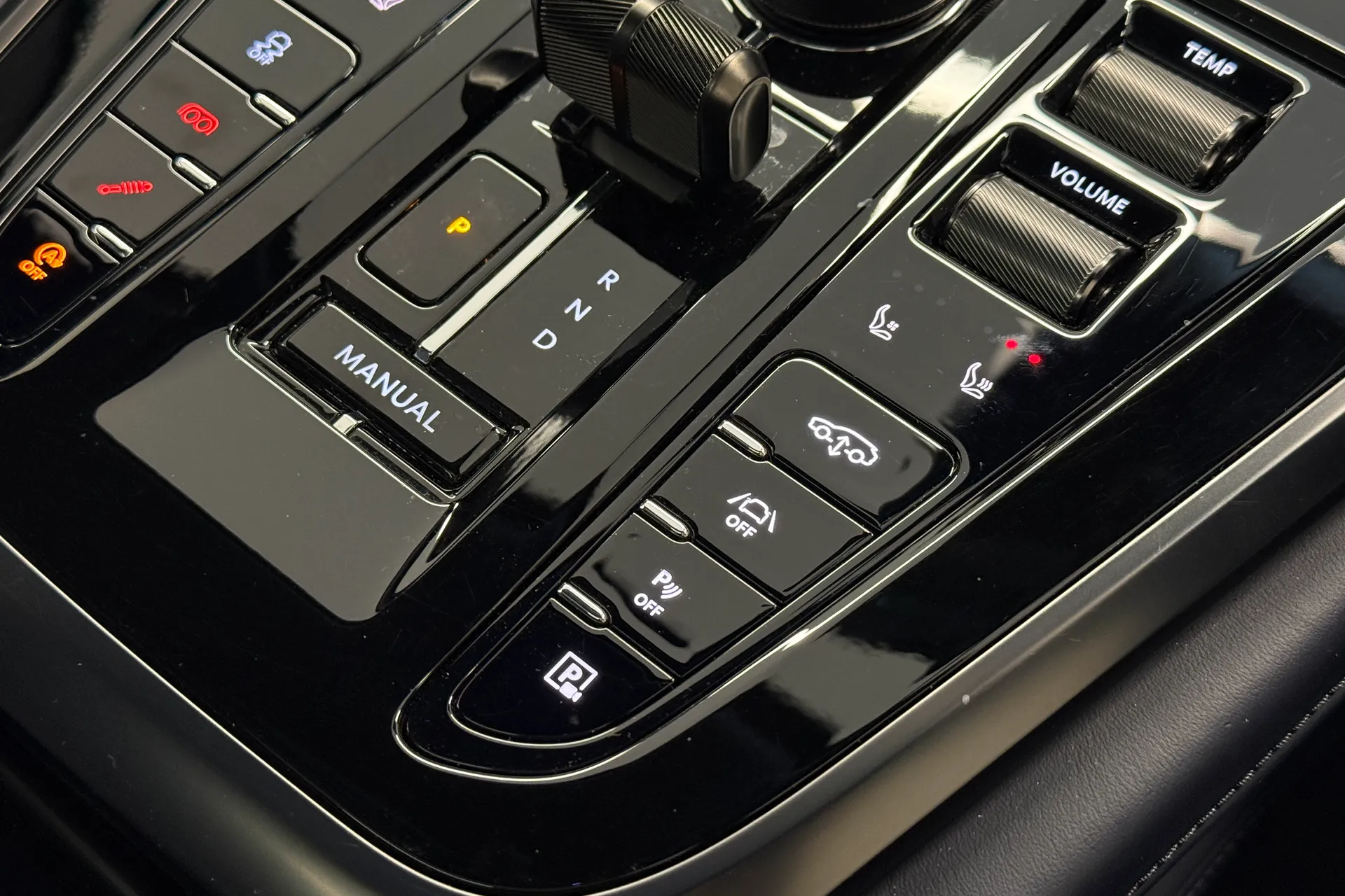 Aston Martin DBX thumbnail image number 16