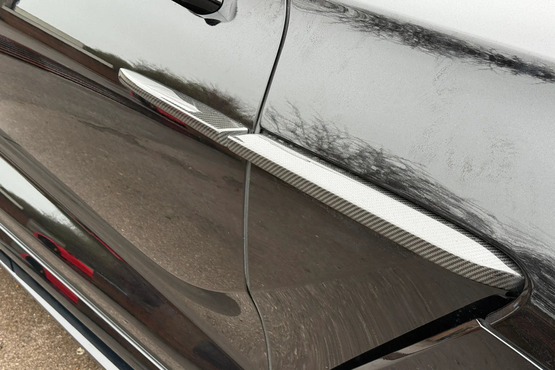 Aston Martin DBX thumbnail image number 37
