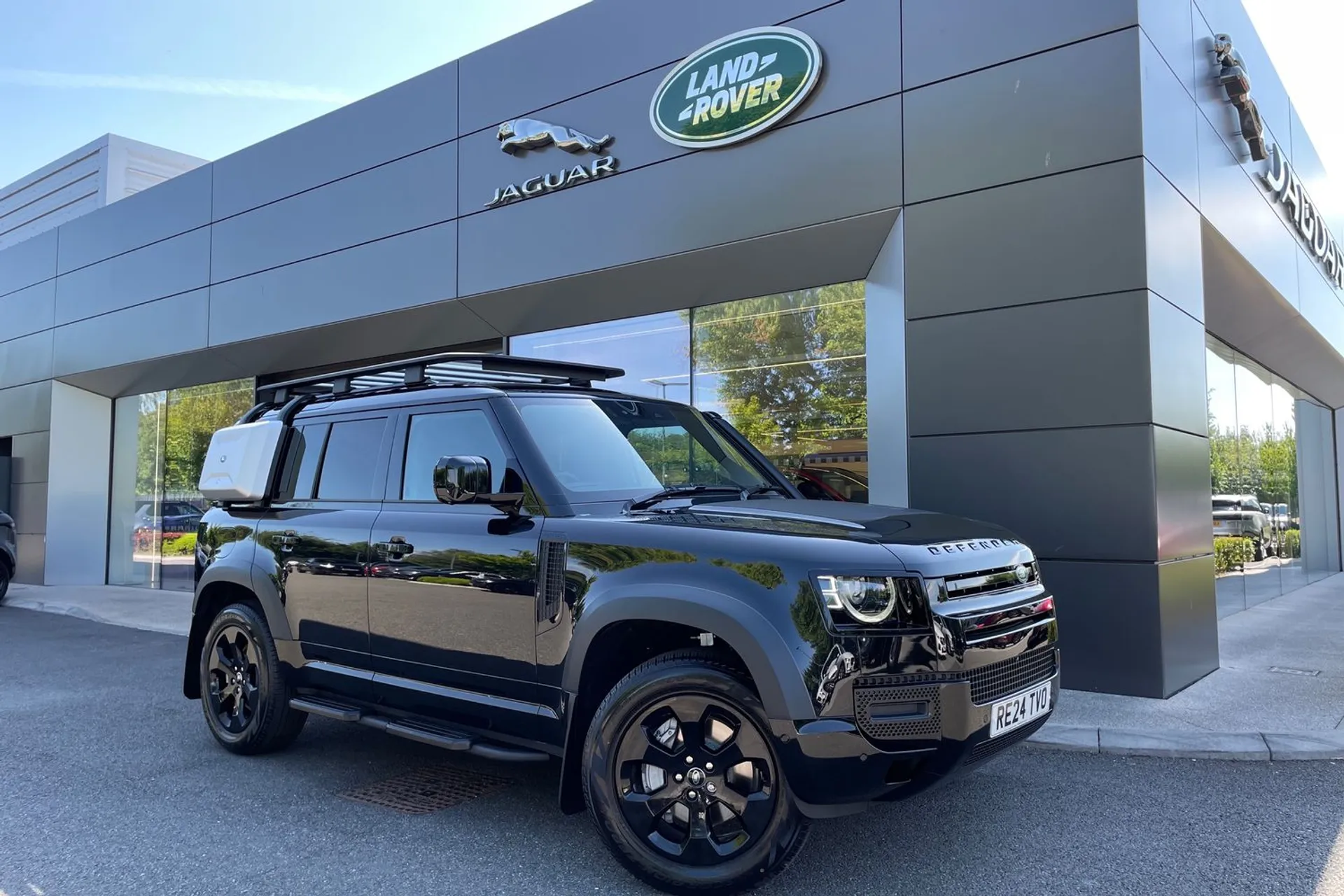 LAND ROVER DEFENDER focused image