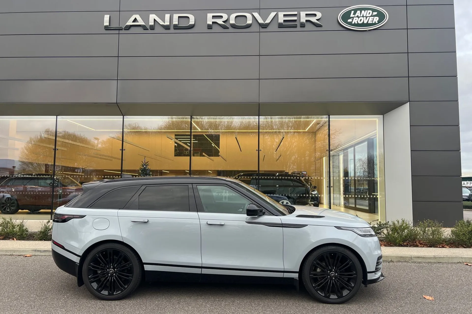 LAND ROVER RANGE ROVER VELAR thumbnail image number 2