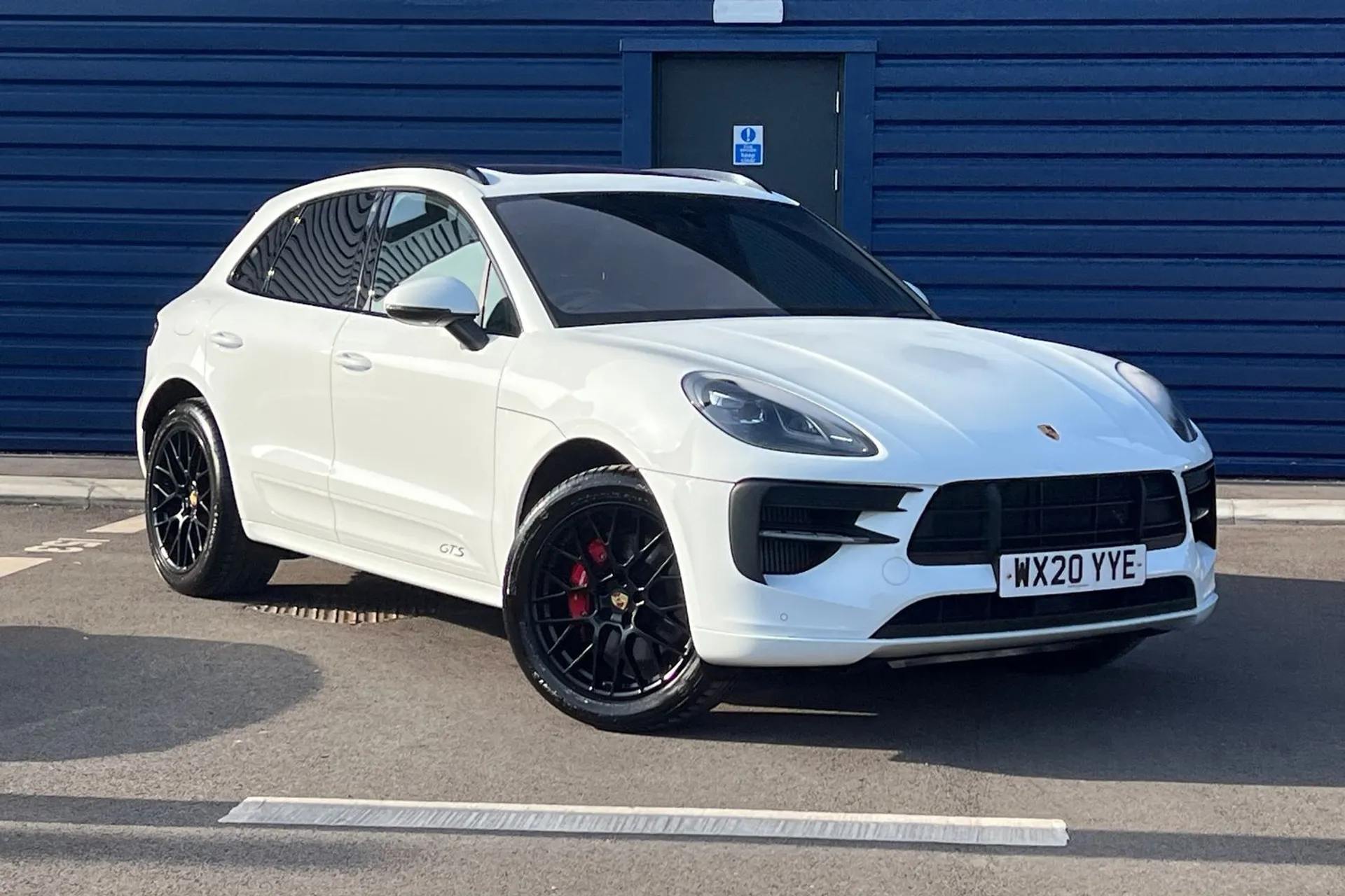 Porsche MACAN focused image