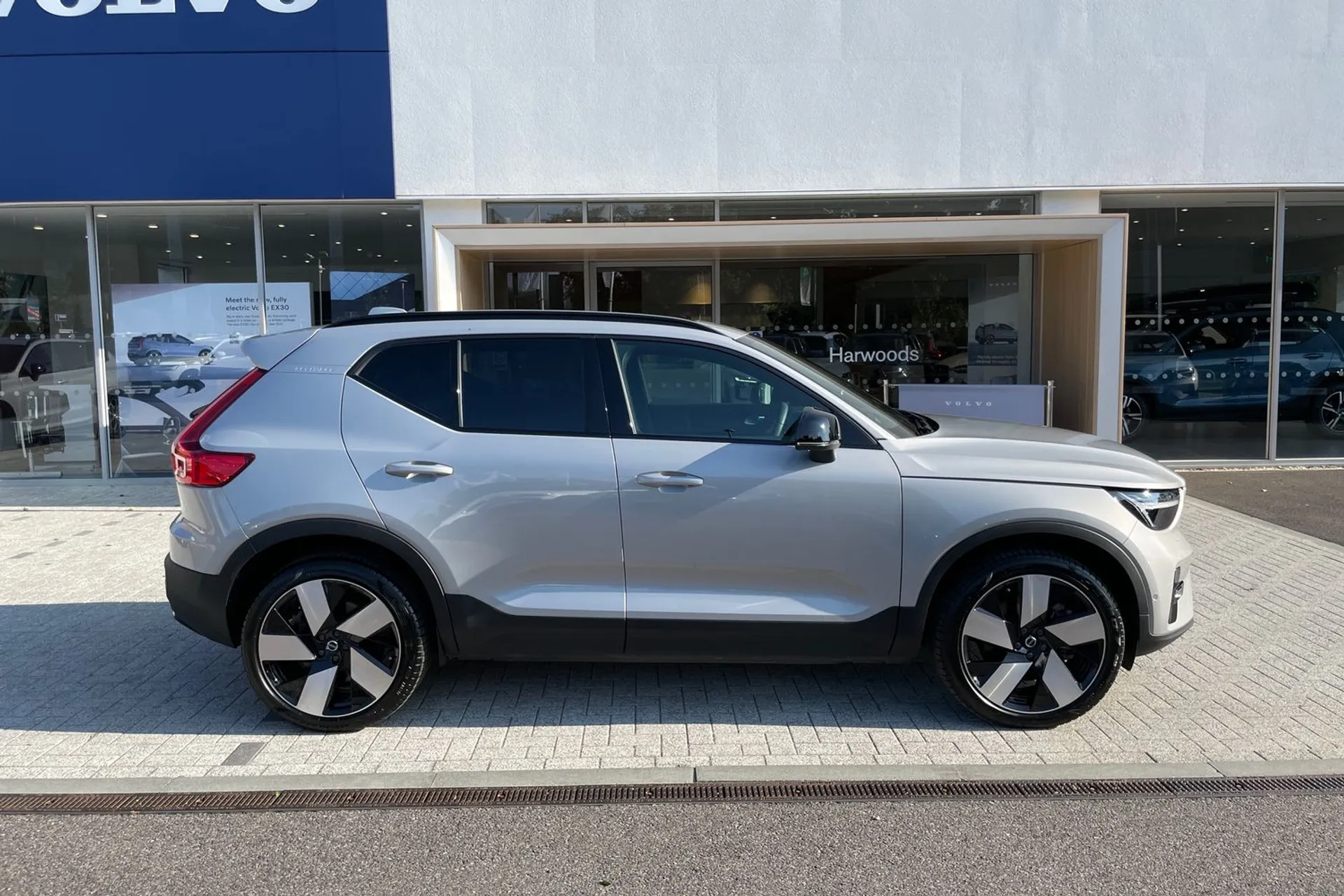 Volvo XC40 thumbnail image number 2