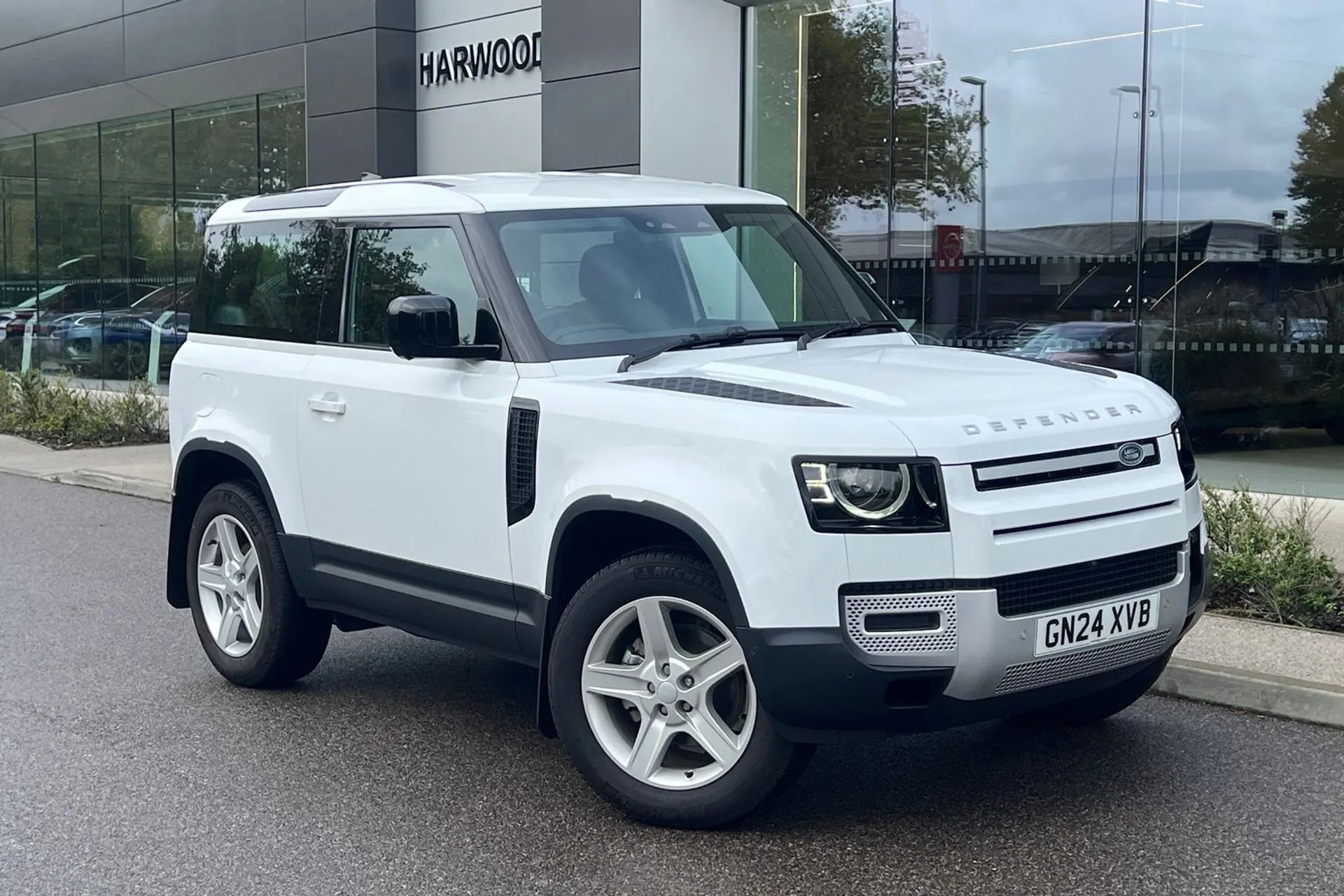 LAND ROVER DEFENDER focused image