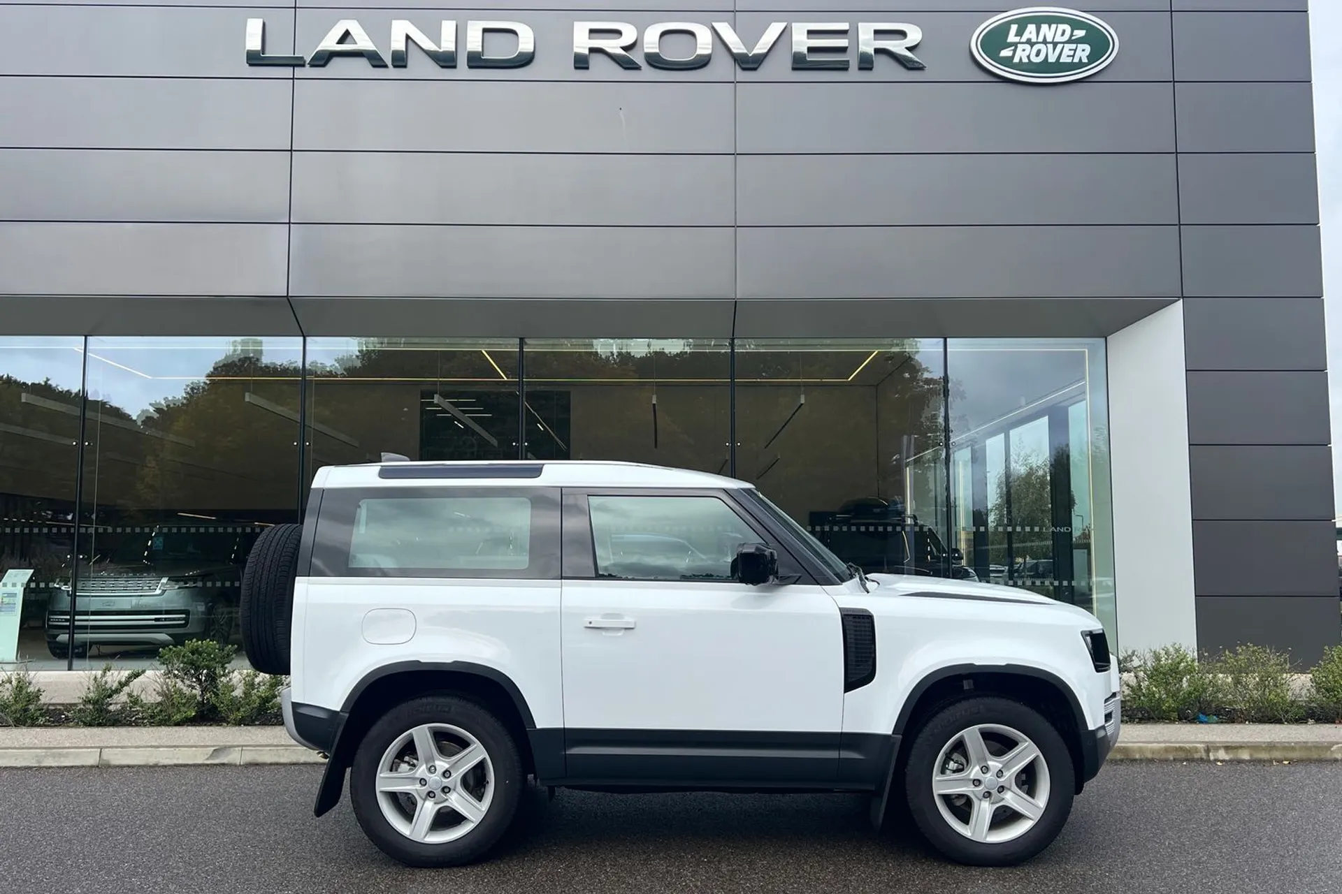 LAND ROVER DEFENDER thumbnail image number 2