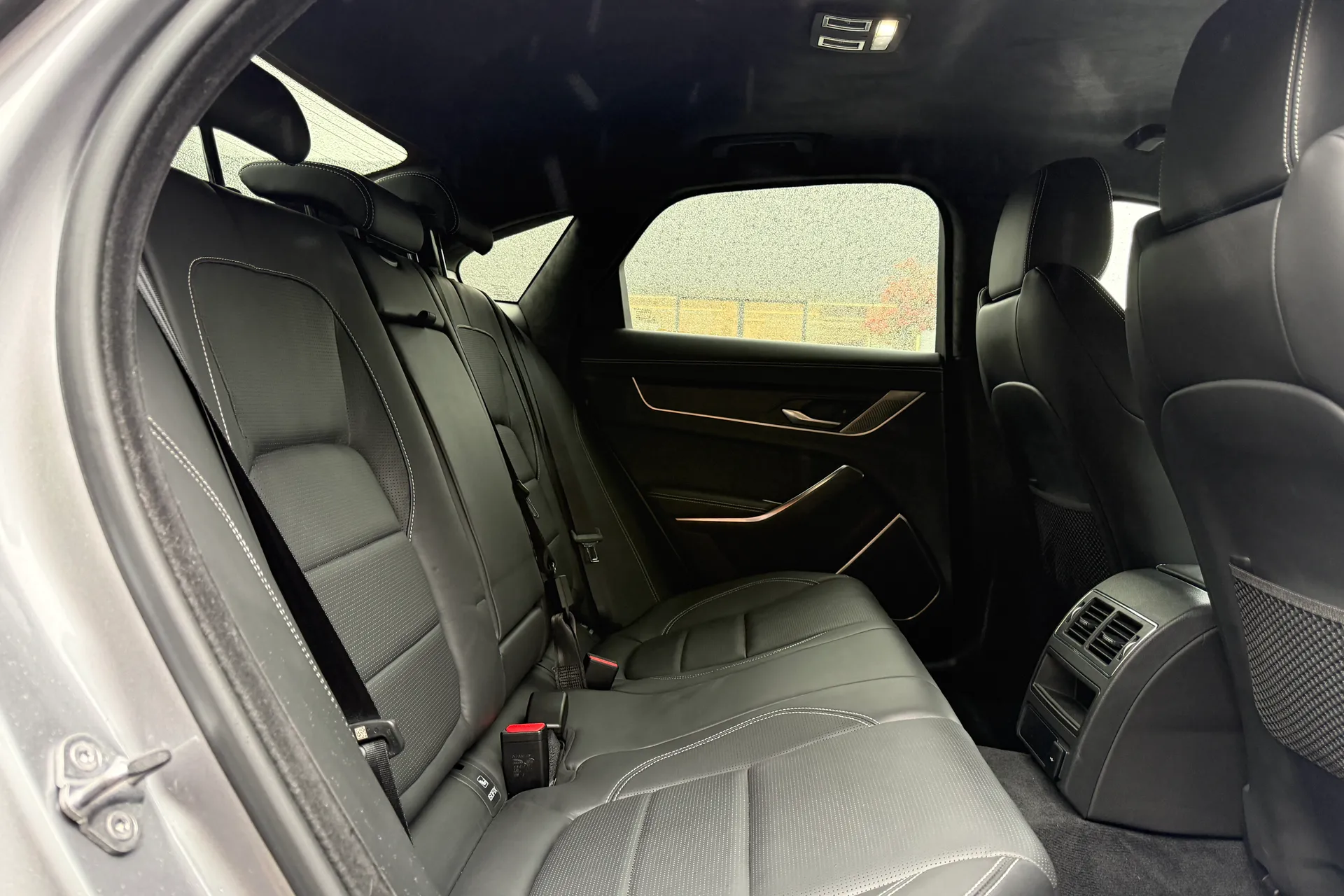 Jaguar XF R-DYNAMIC HSE BLACK AU thumbnail image number 33