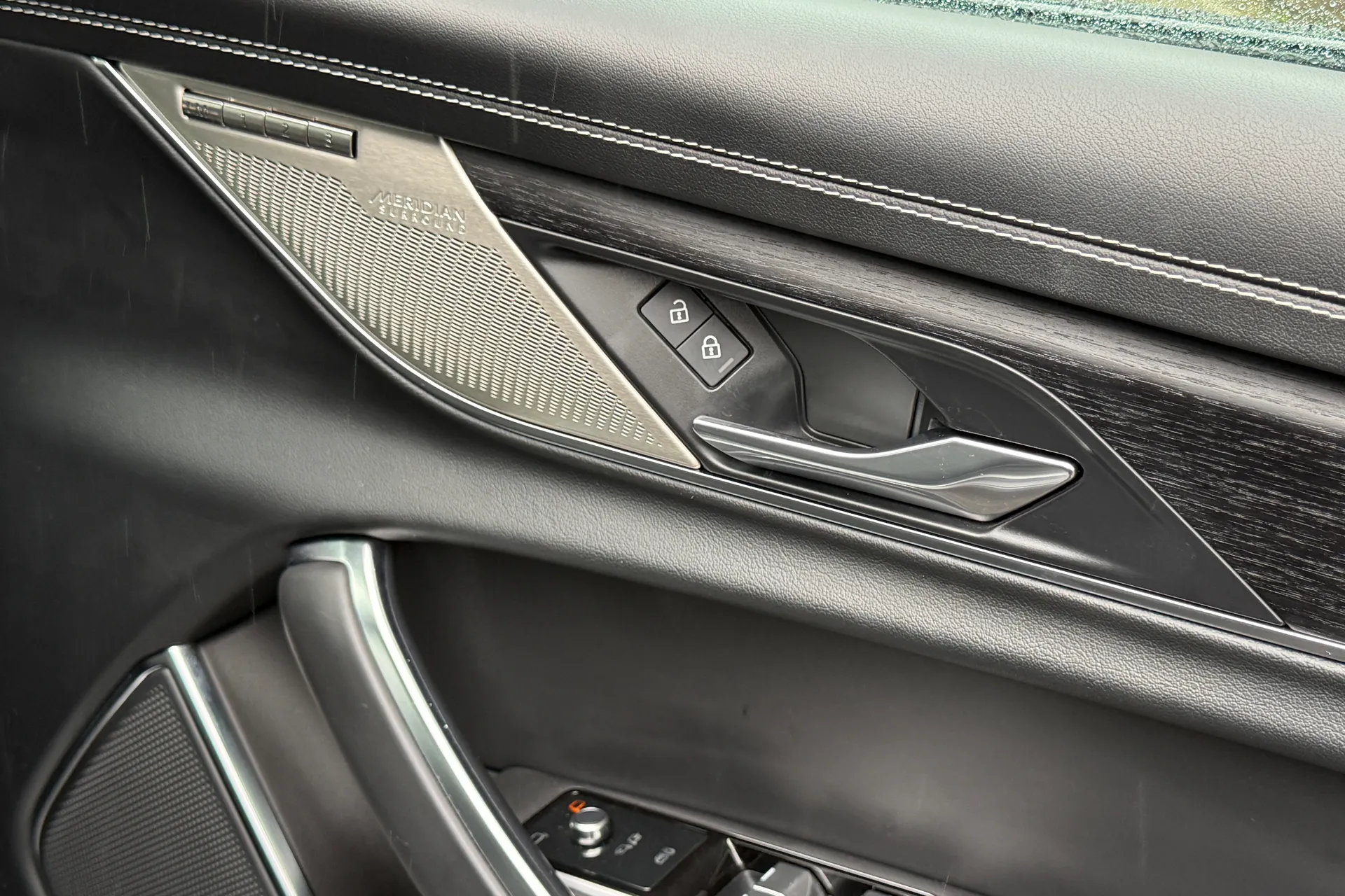 Jaguar XF R-DYNAMIC HSE BLACK AU thumbnail image number 23