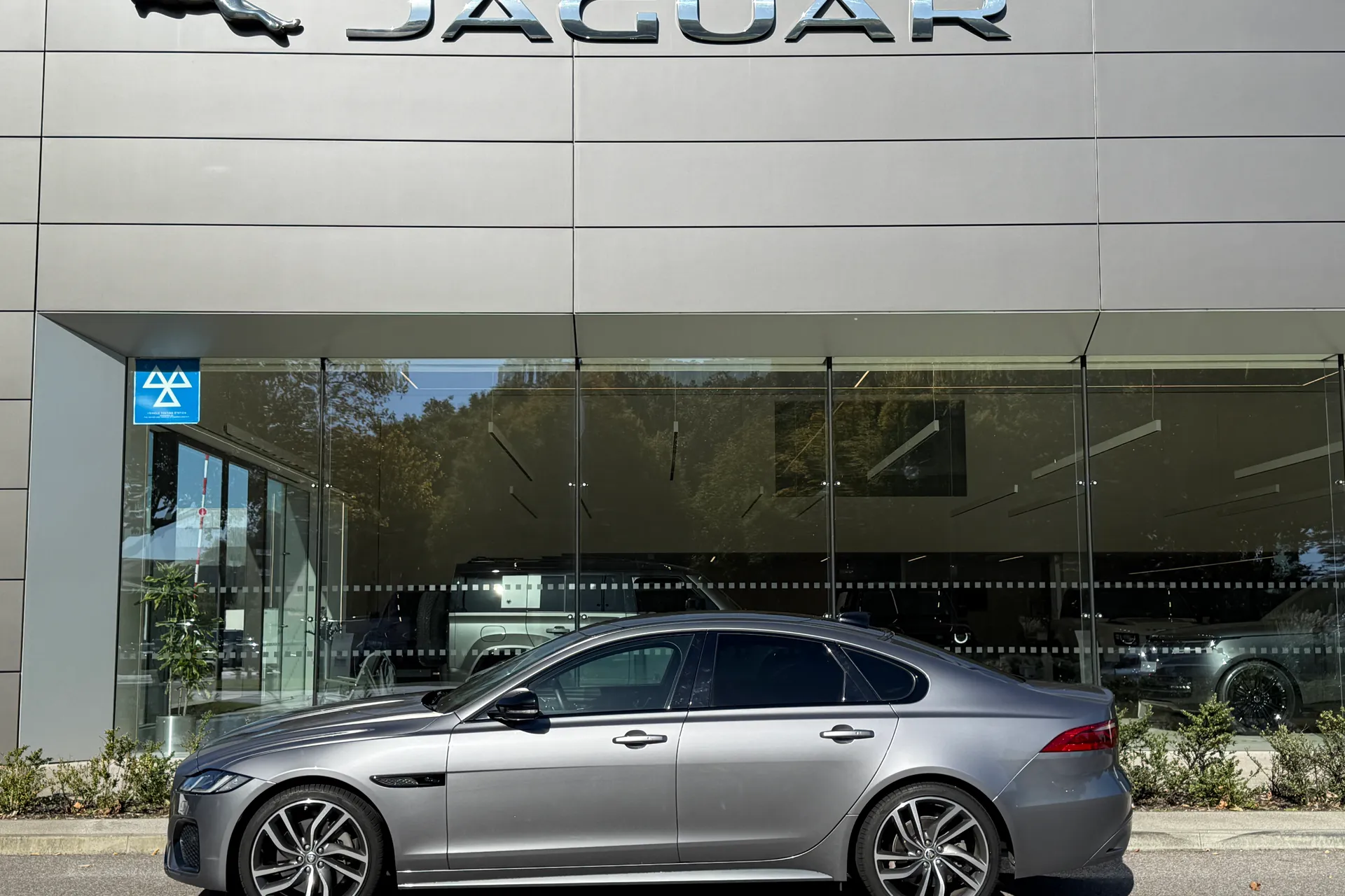 Jaguar XF R-DYNAMIC HSE BLACK AU thumbnail image number 8