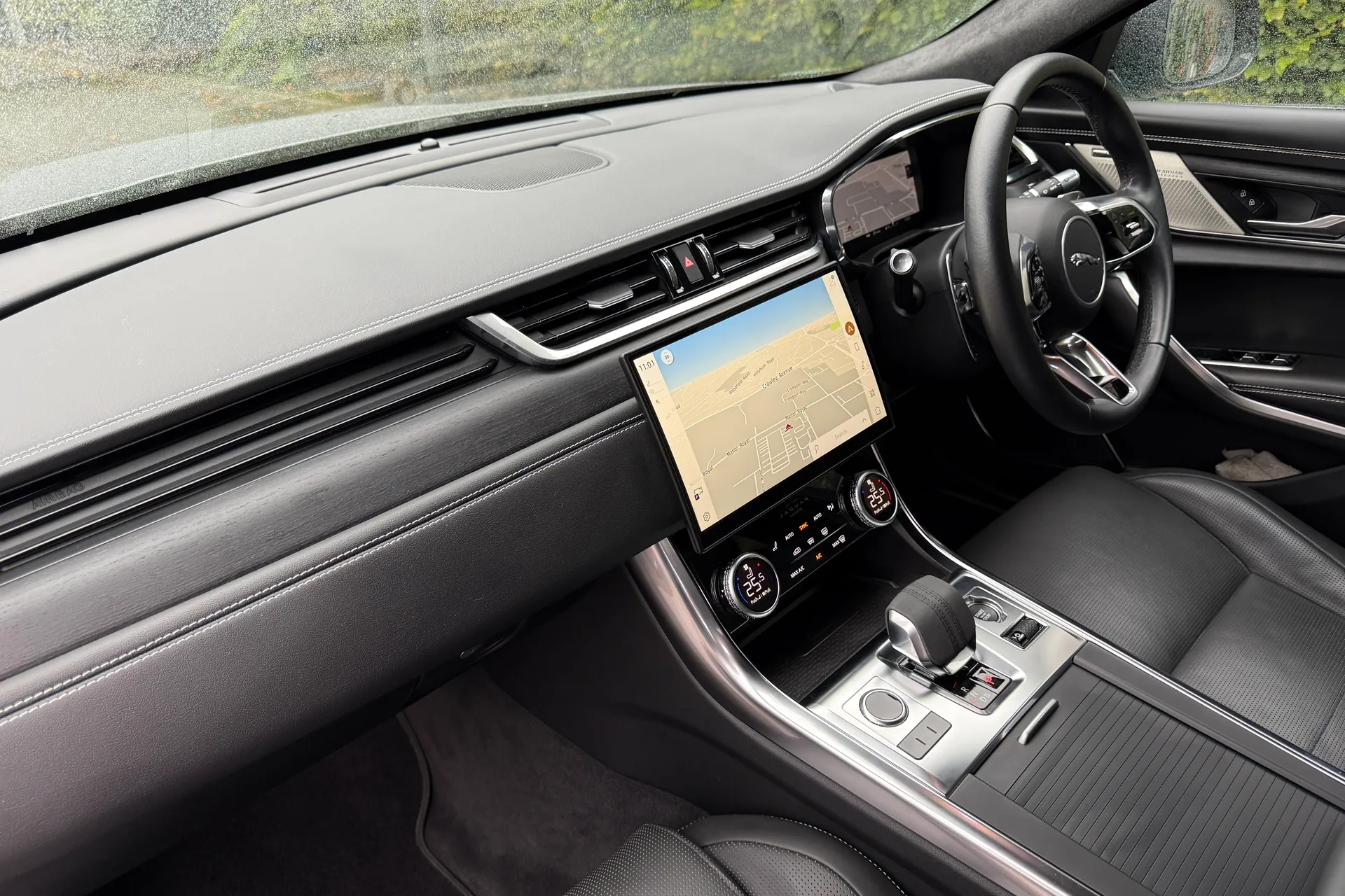 Jaguar XF R-DYNAMIC HSE BLACK AU thumbnail image number 40