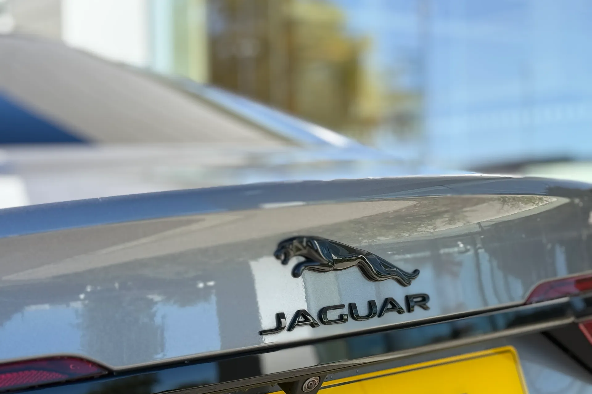 Jaguar XF R-DYNAMIC HSE BLACK AU thumbnail image number 14