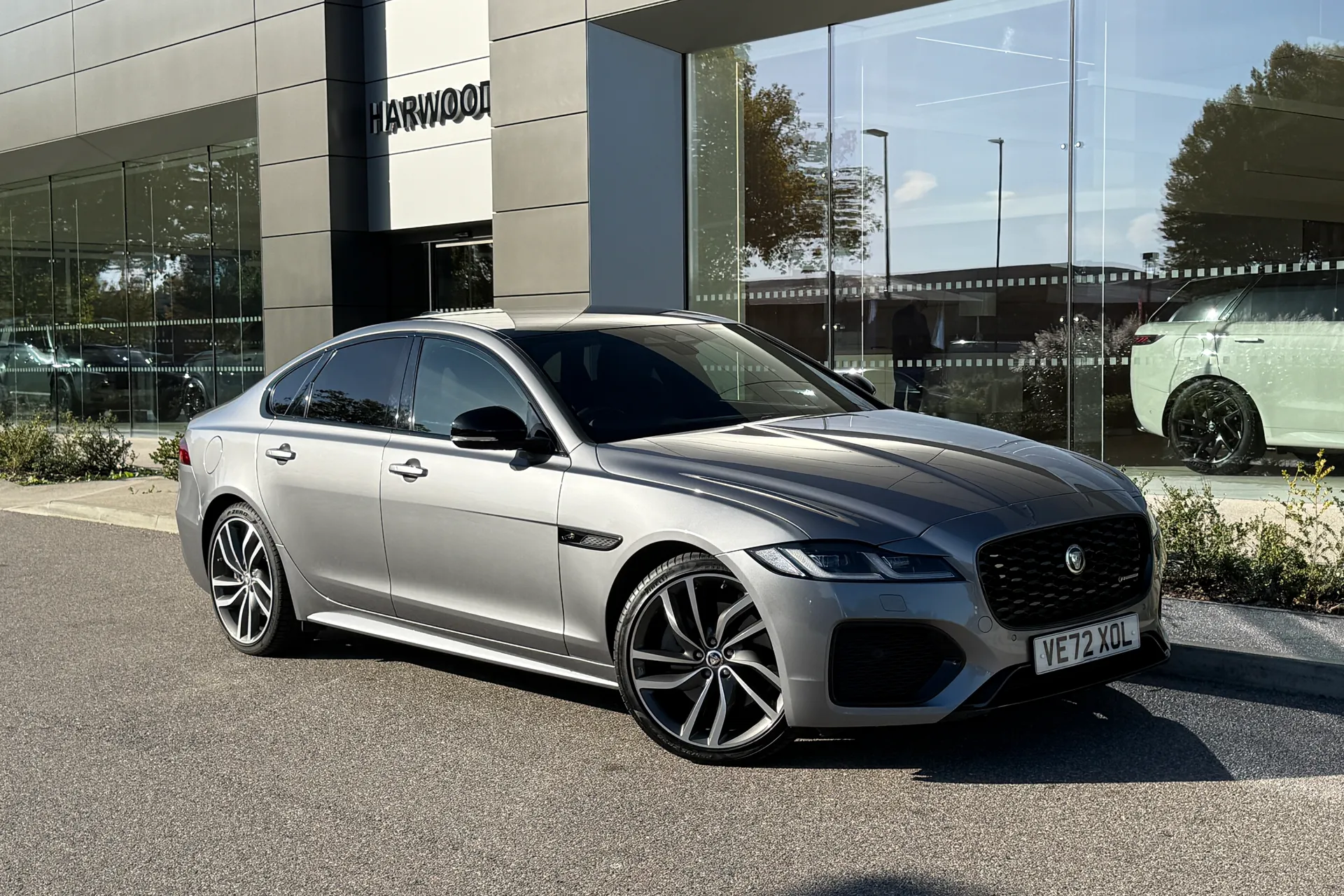 Jaguar XF R-DYNAMIC HSE BLACK AU focused image