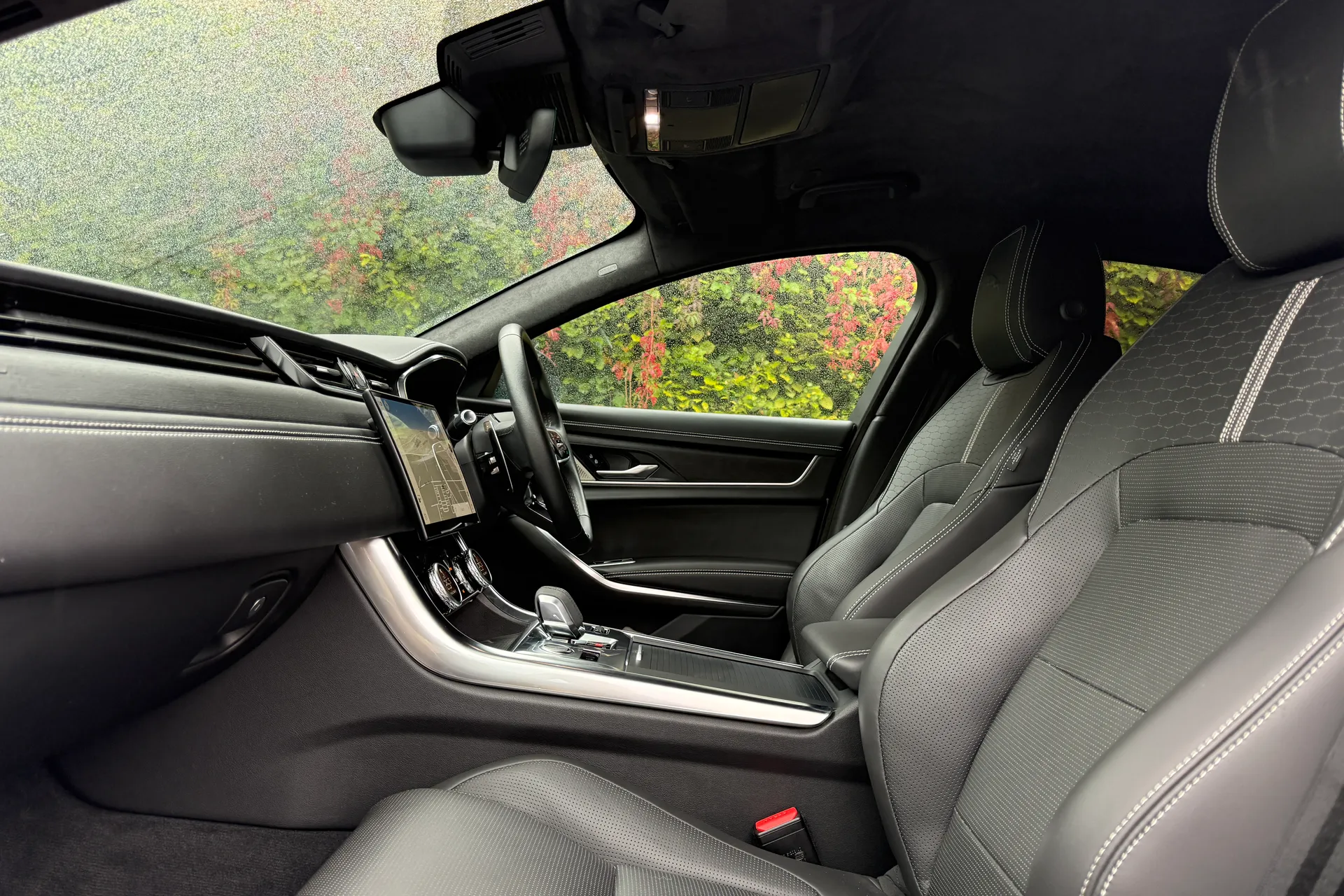 Jaguar XF R-DYNAMIC HSE BLACK AU thumbnail image number 41