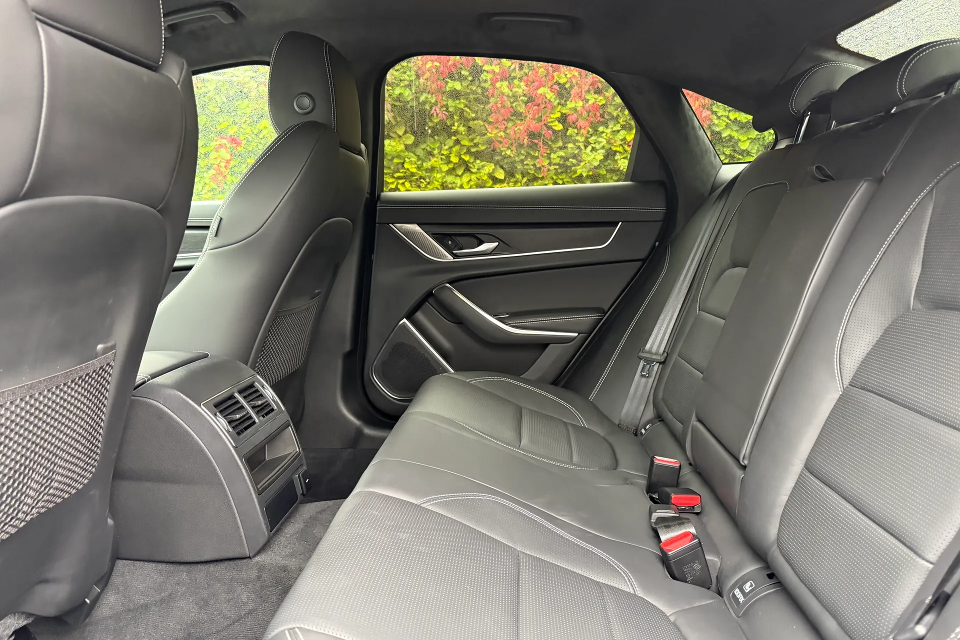 Jaguar XF R-DYNAMIC HSE BLACK AU thumbnail image number 37