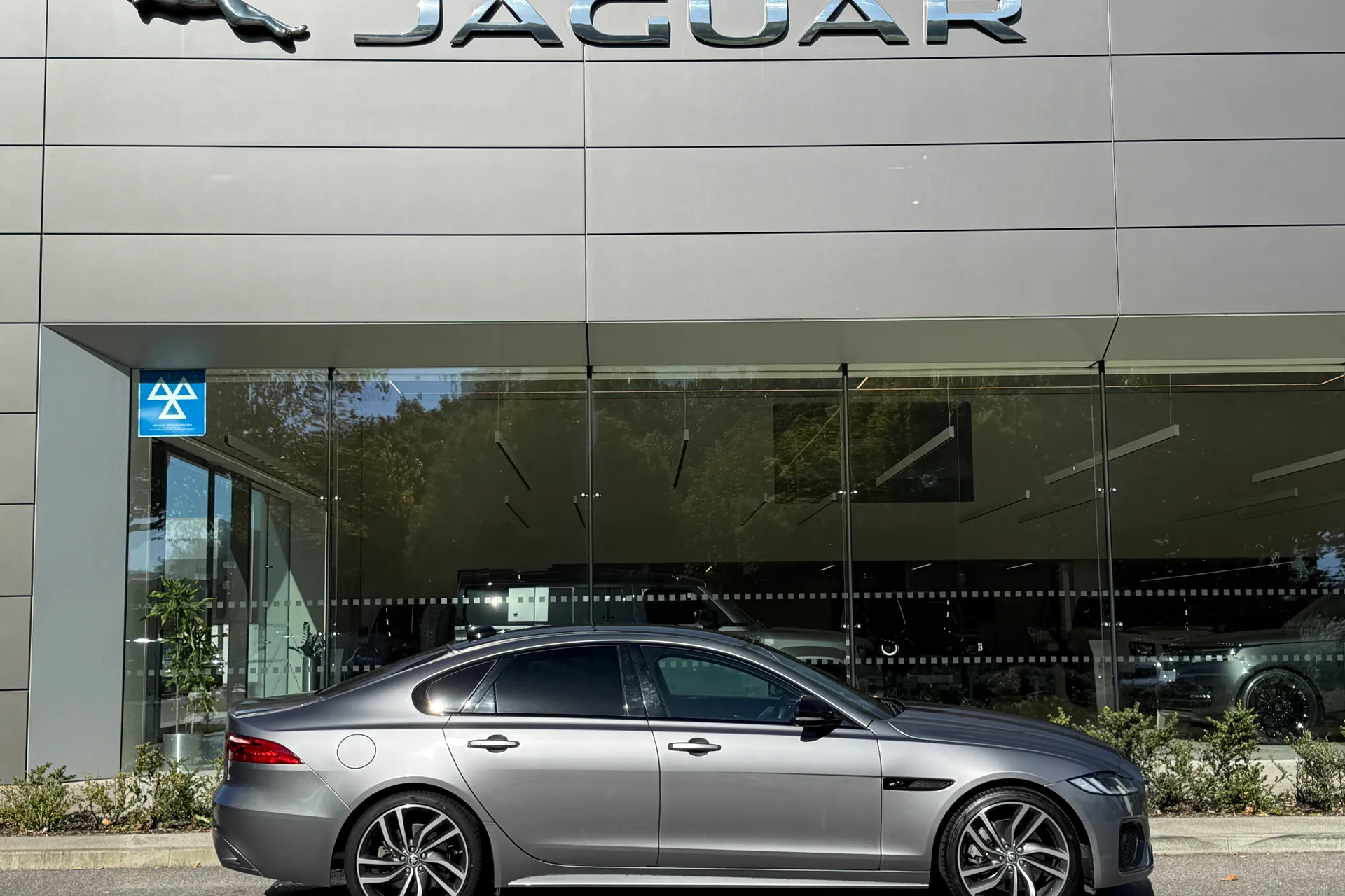 Jaguar XF R-DYNAMIC HSE BLACK AU thumbnail image number 2