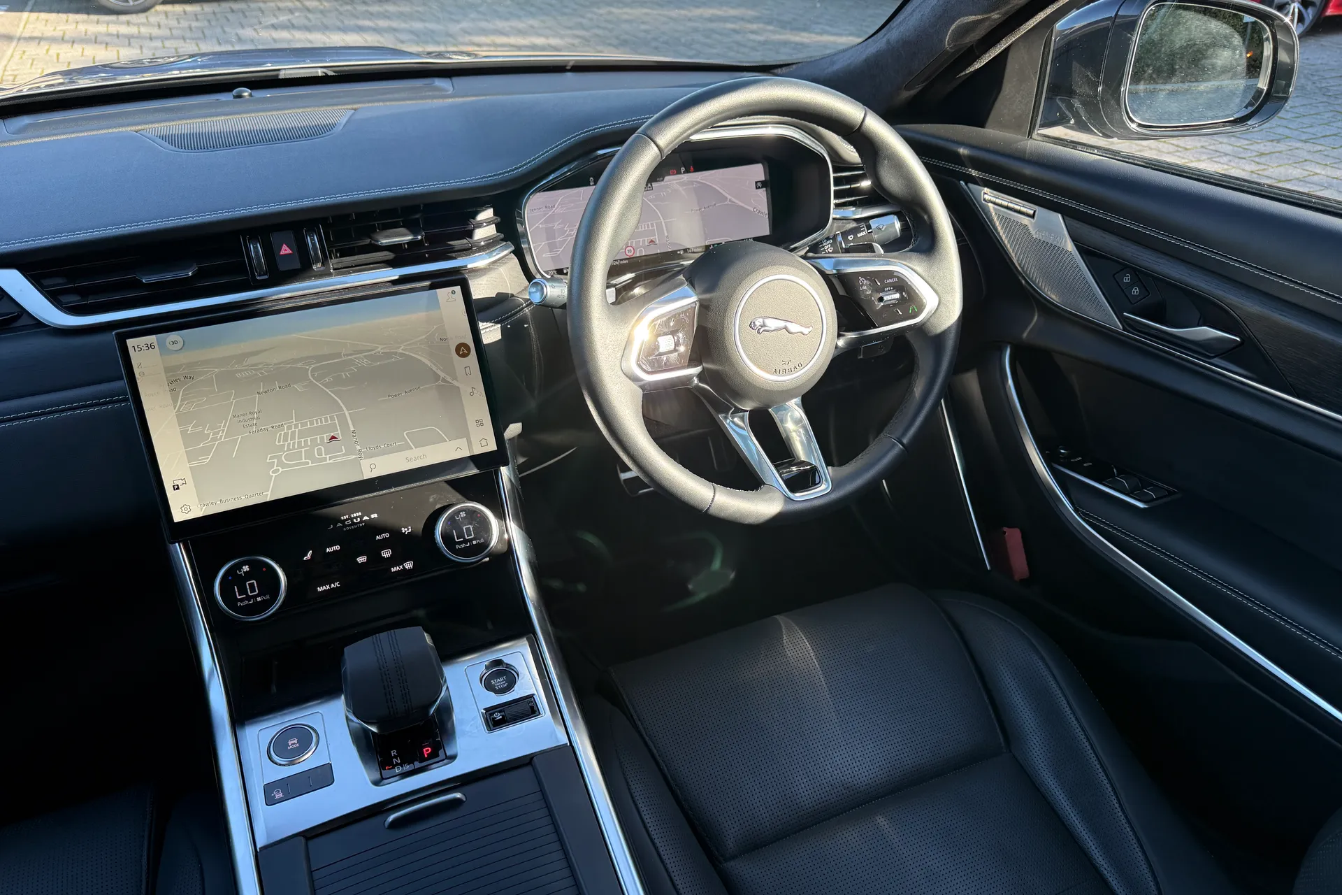 Jaguar XF R-DYNAMIC HSE BLACK AU thumbnail image number 24