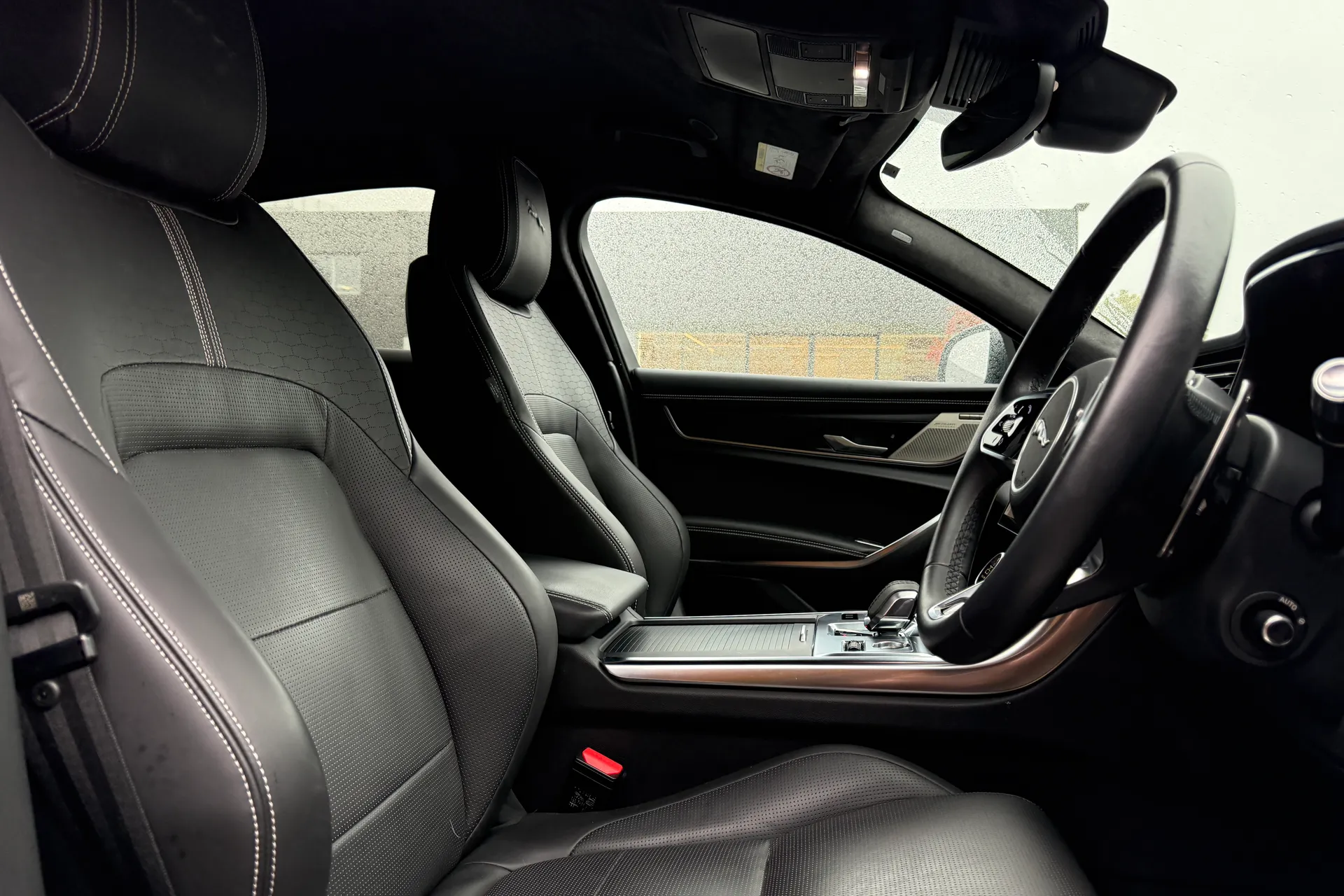 Jaguar XF R-DYNAMIC HSE BLACK AU thumbnail image number 38