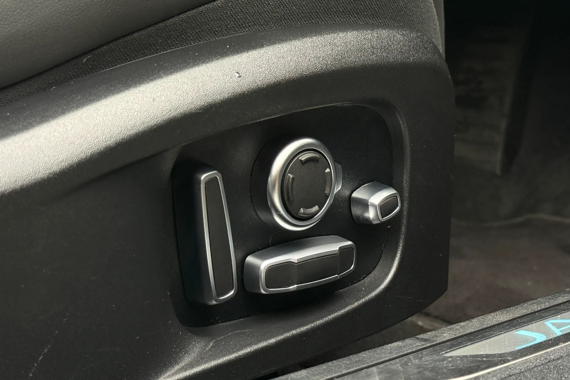 Jaguar XF R-DYNAMIC HSE BLACK AU thumbnail image number 22