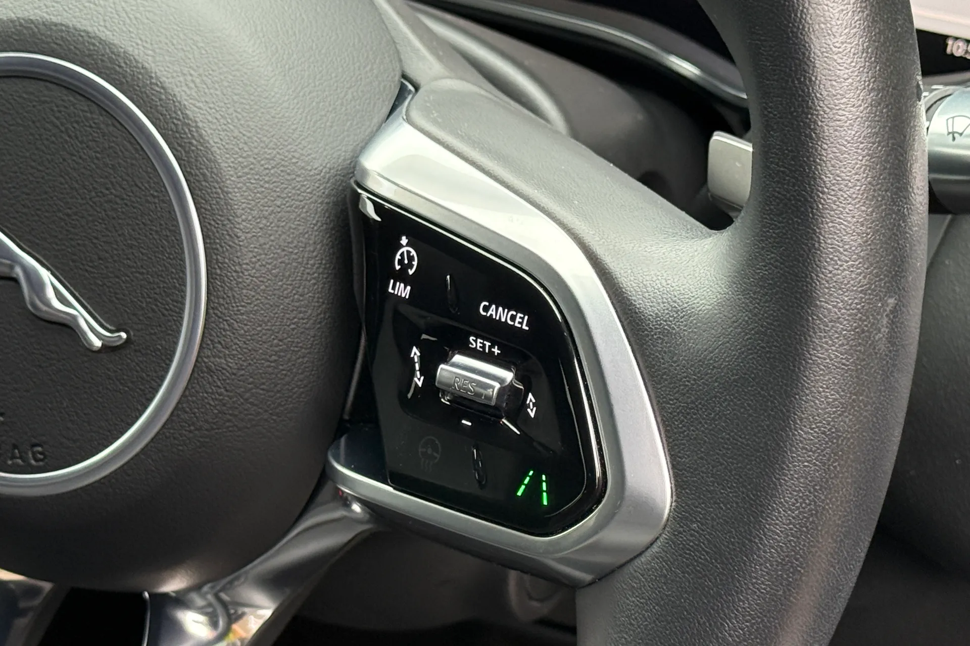 Jaguar XF R-DYNAMIC HSE BLACK AU thumbnail image number 43