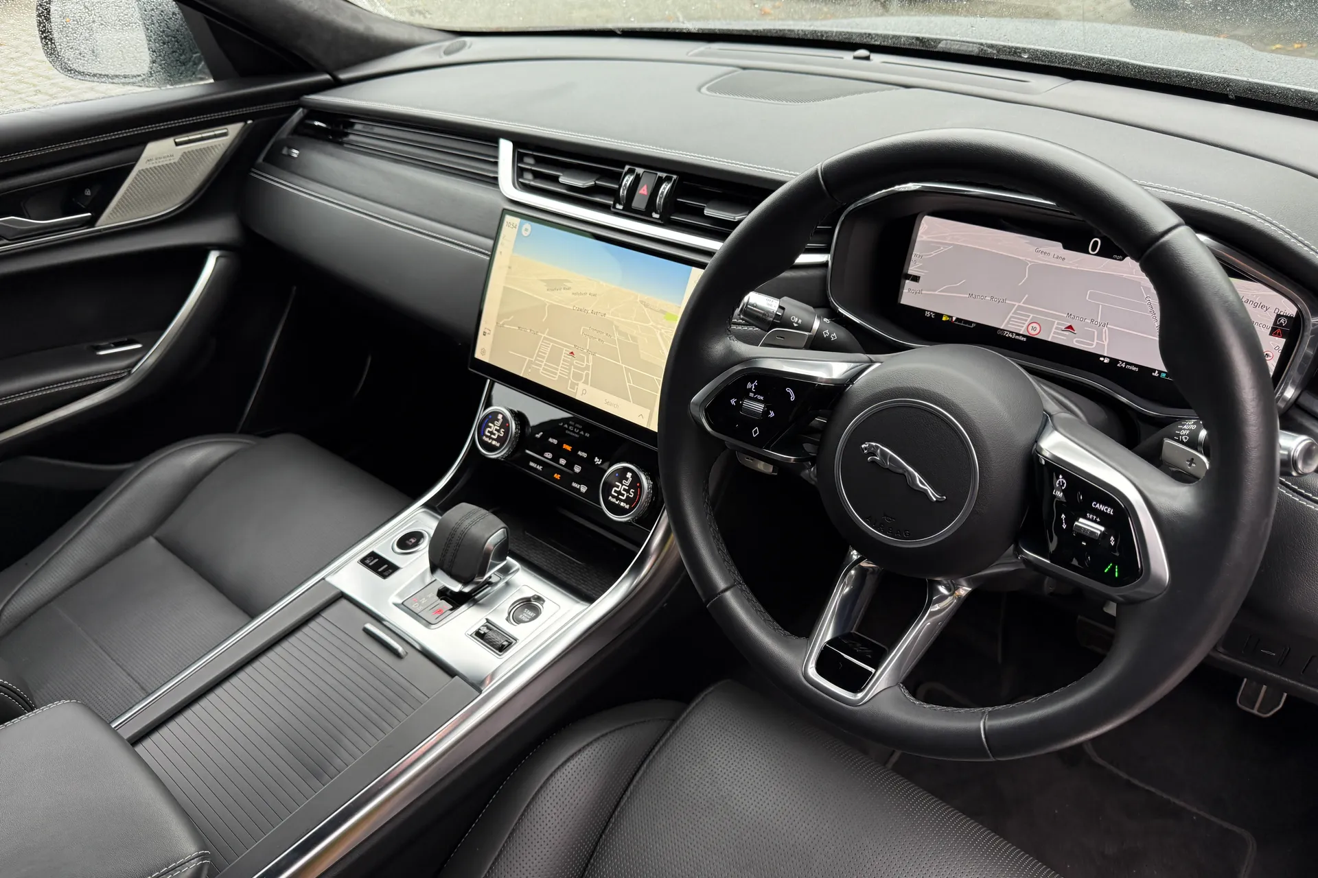 Jaguar XF R-DYNAMIC HSE BLACK AU thumbnail image number 39