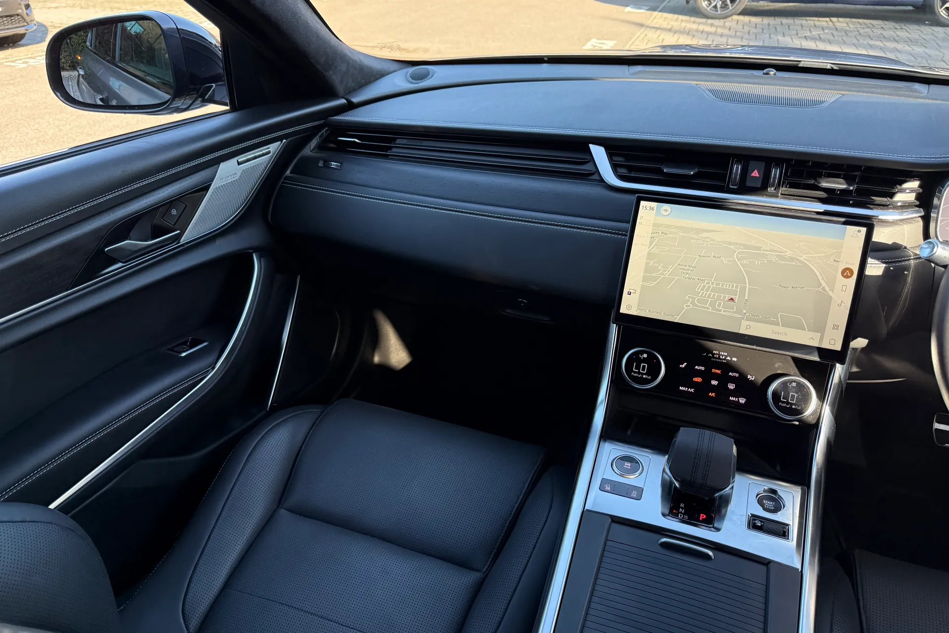 Jaguar XF R-DYNAMIC HSE BLACK AU thumbnail image number 19