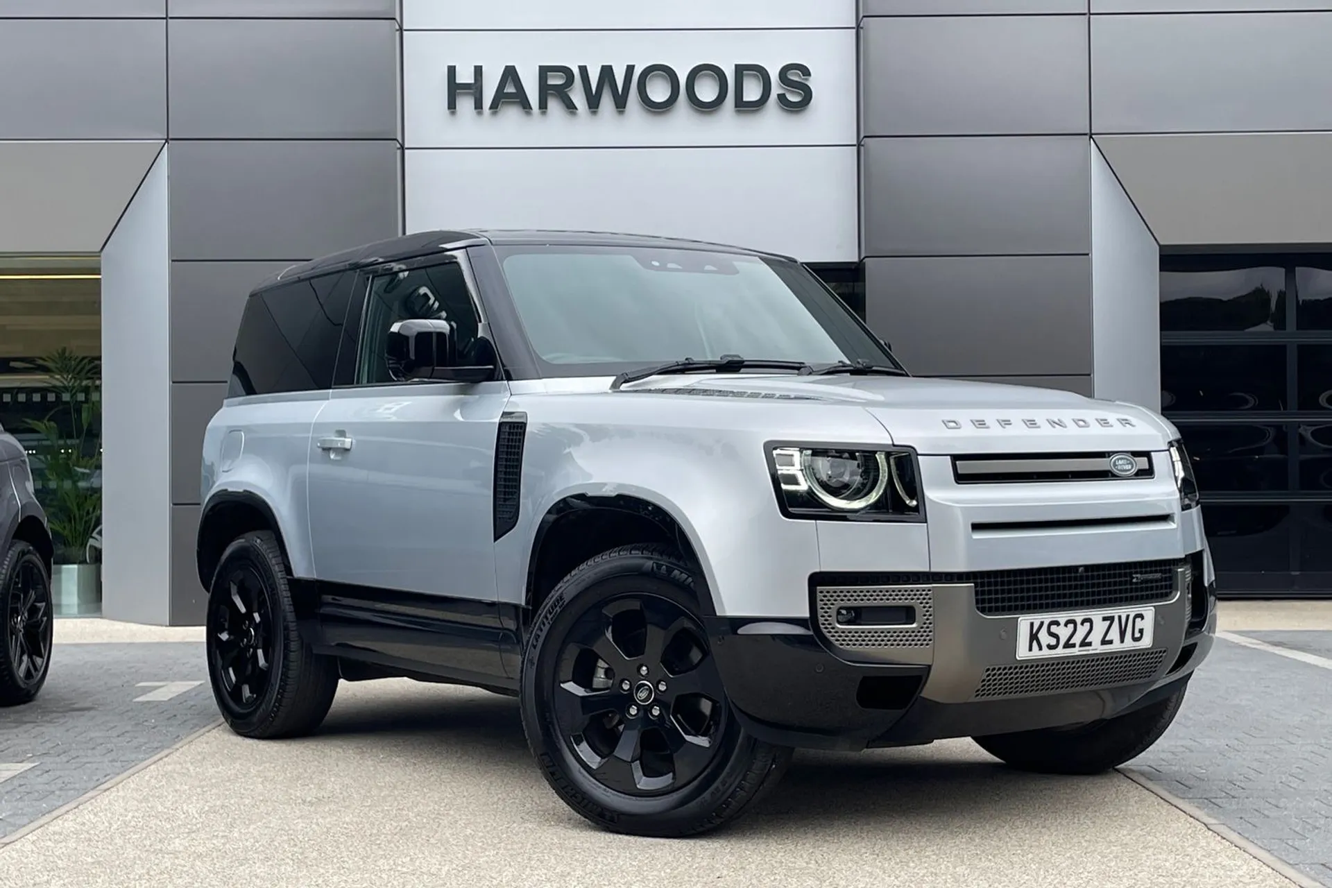 LAND ROVER DEFENDER focused image