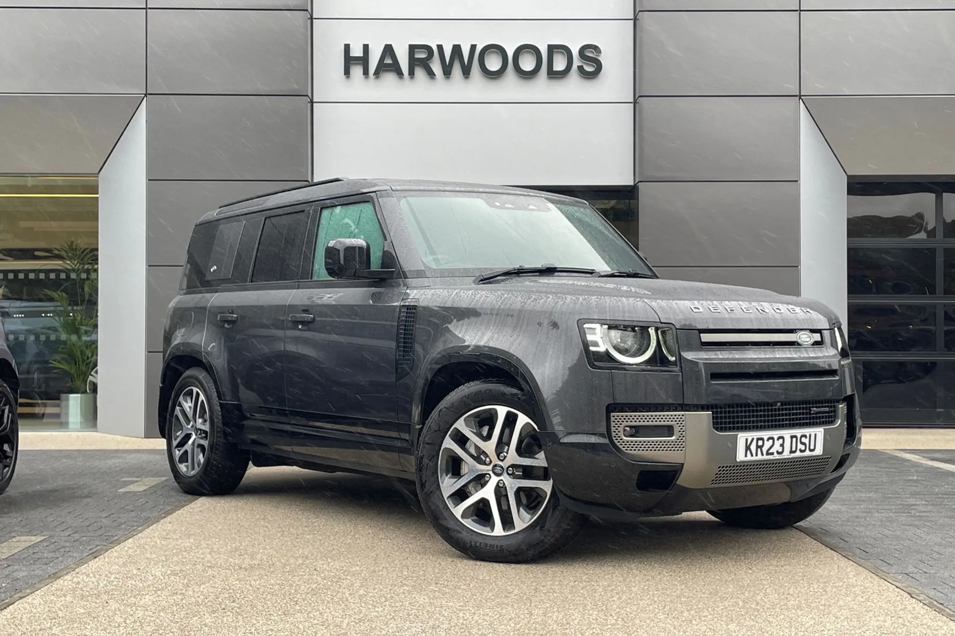 LAND ROVER DEFENDER focused image