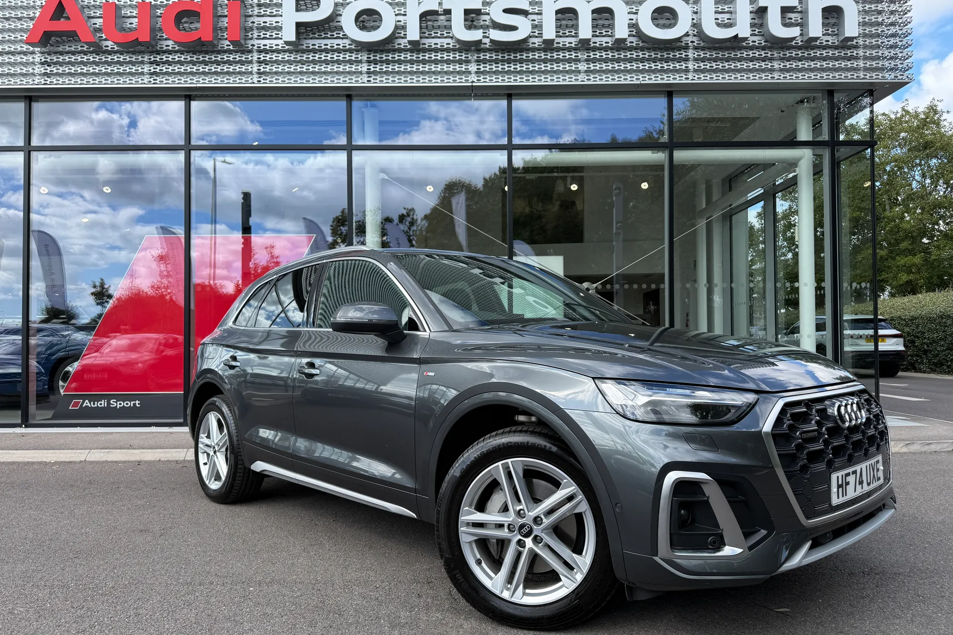 Audi Q5 focused image