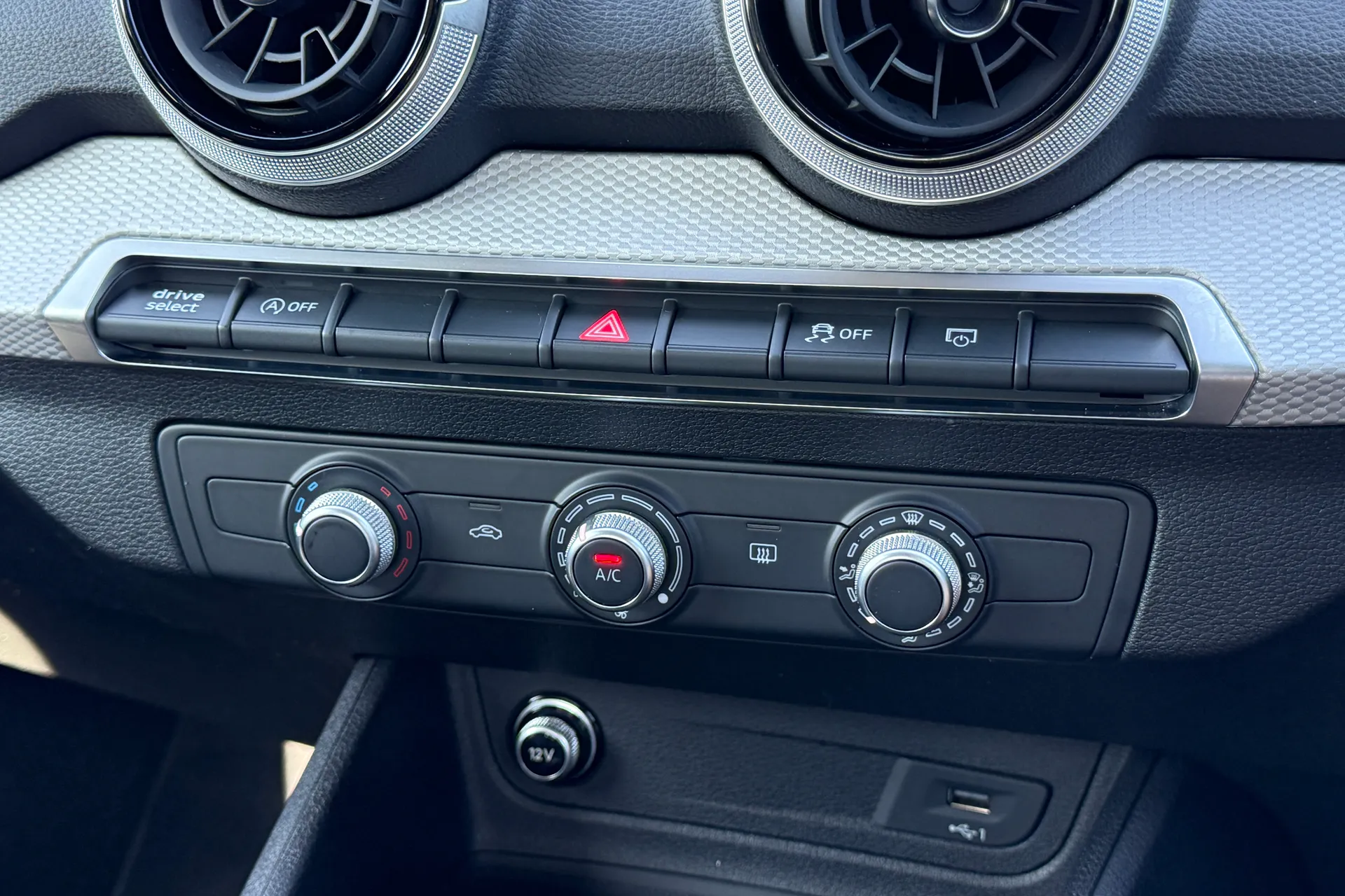 Audi Q2 thumbnail image number 15