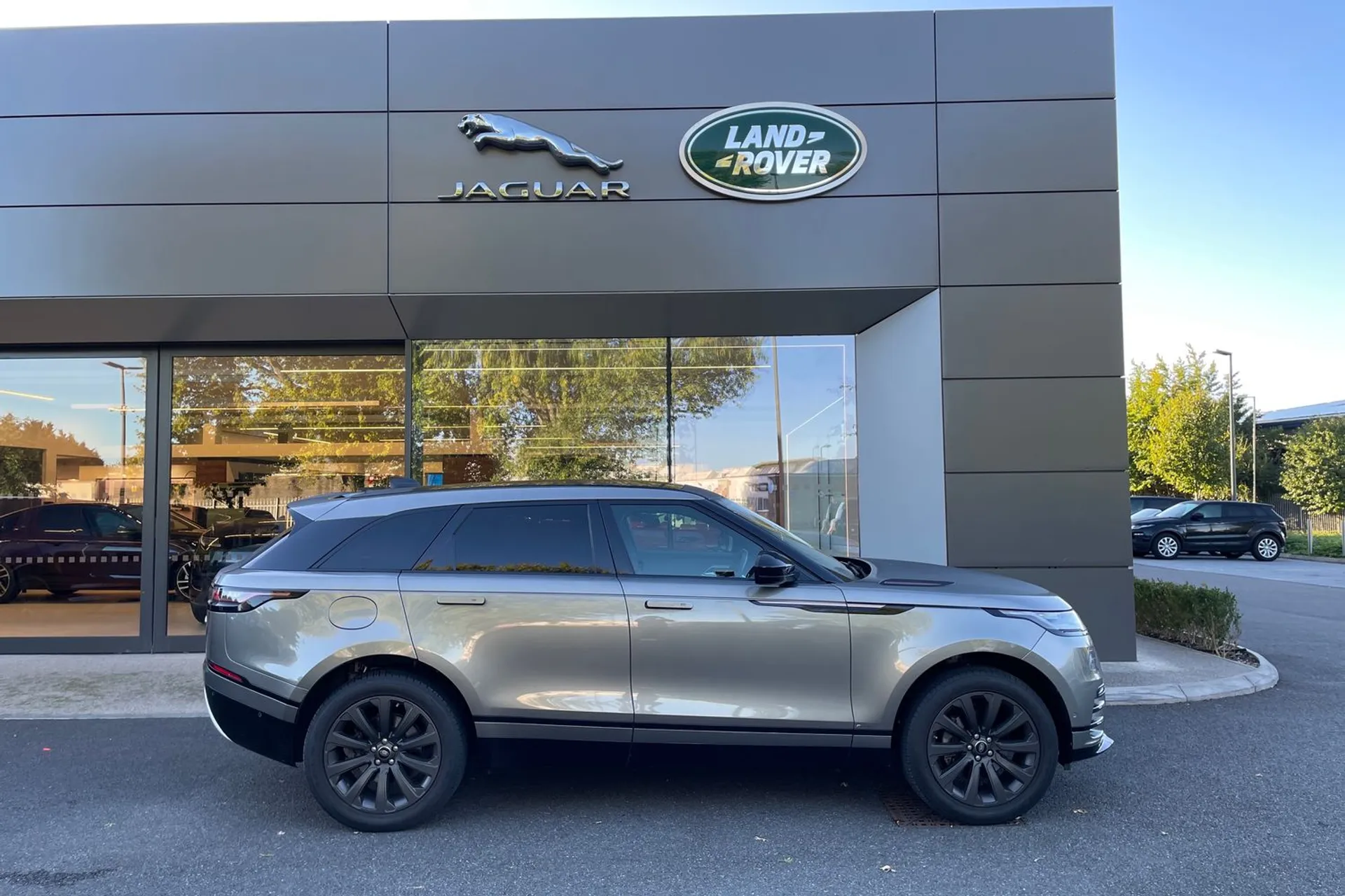 LAND ROVER RANGE ROVER VELAR thumbnail image number 2