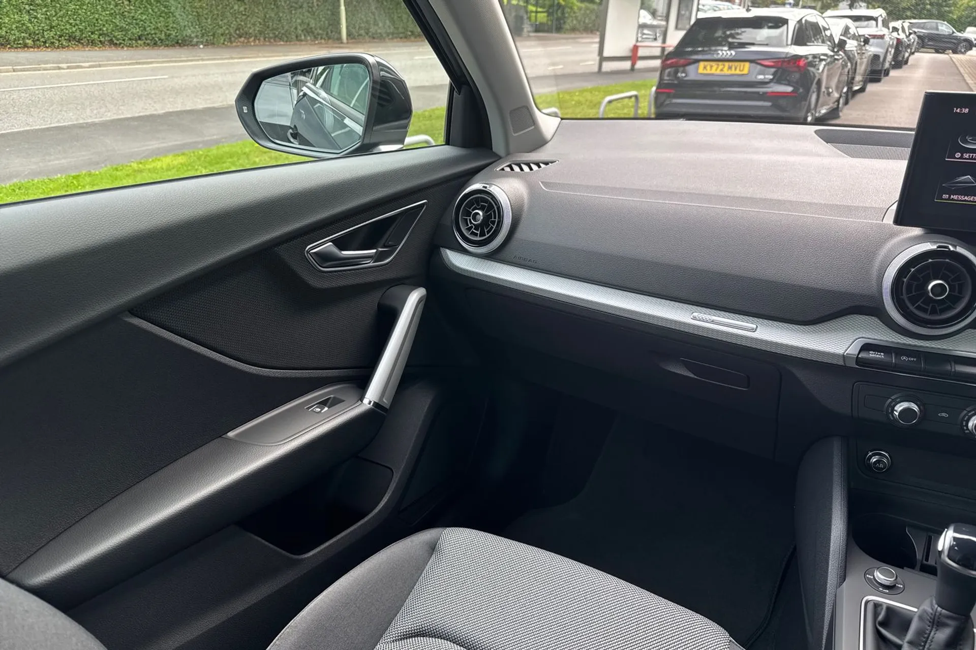 Audi Q2 thumbnail image number 31
